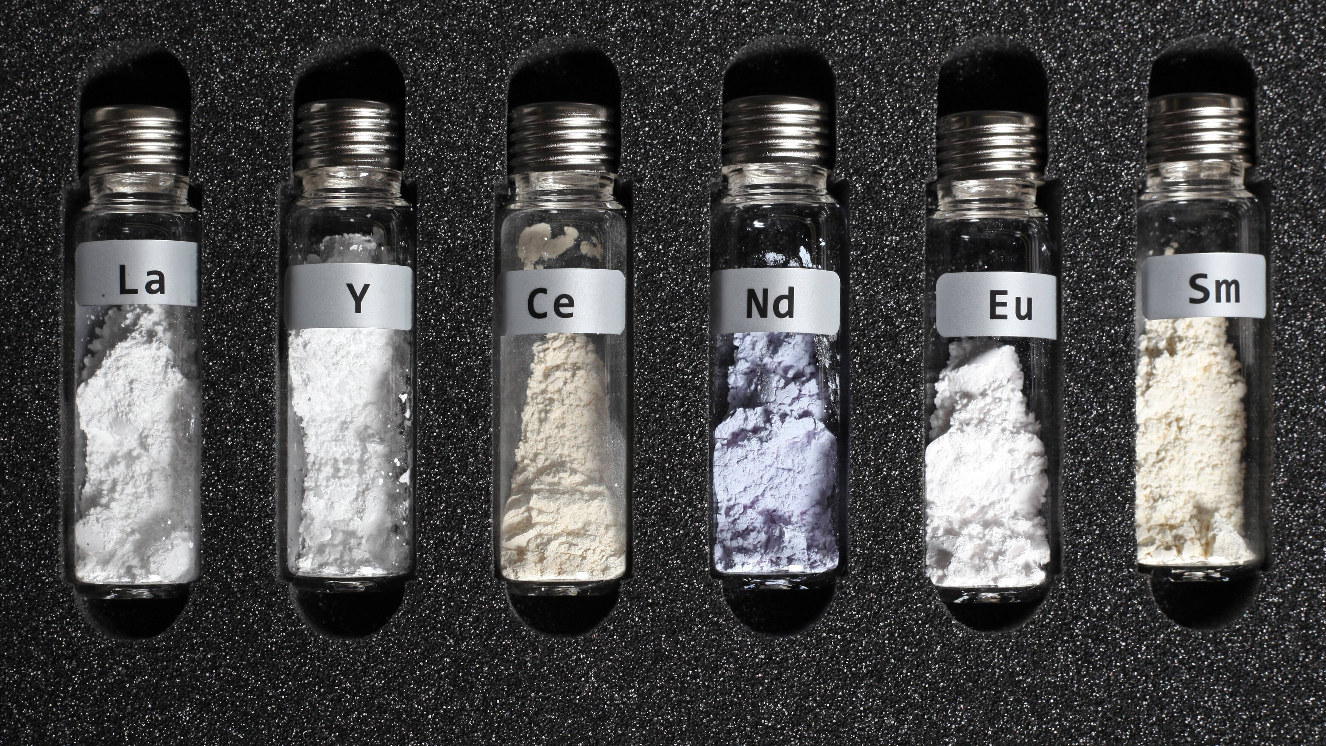 Seltene Erden in kleinen Glasbehältern, die in einem schützenden Schaumstoff eingepasst sind
