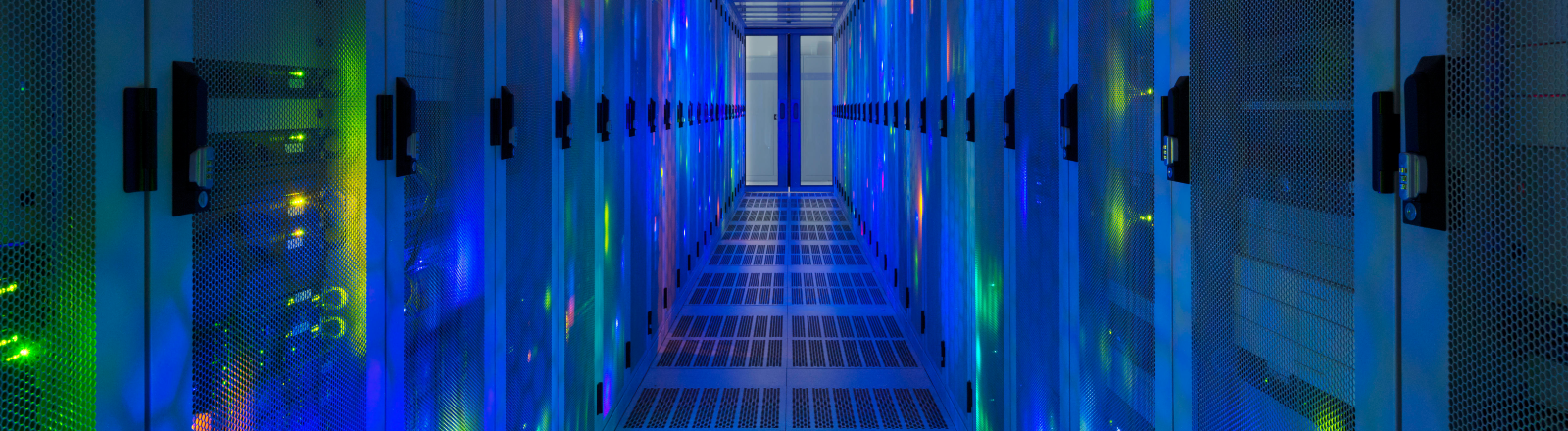 In einem Rechenzentrum sieht man einen Serverraum.