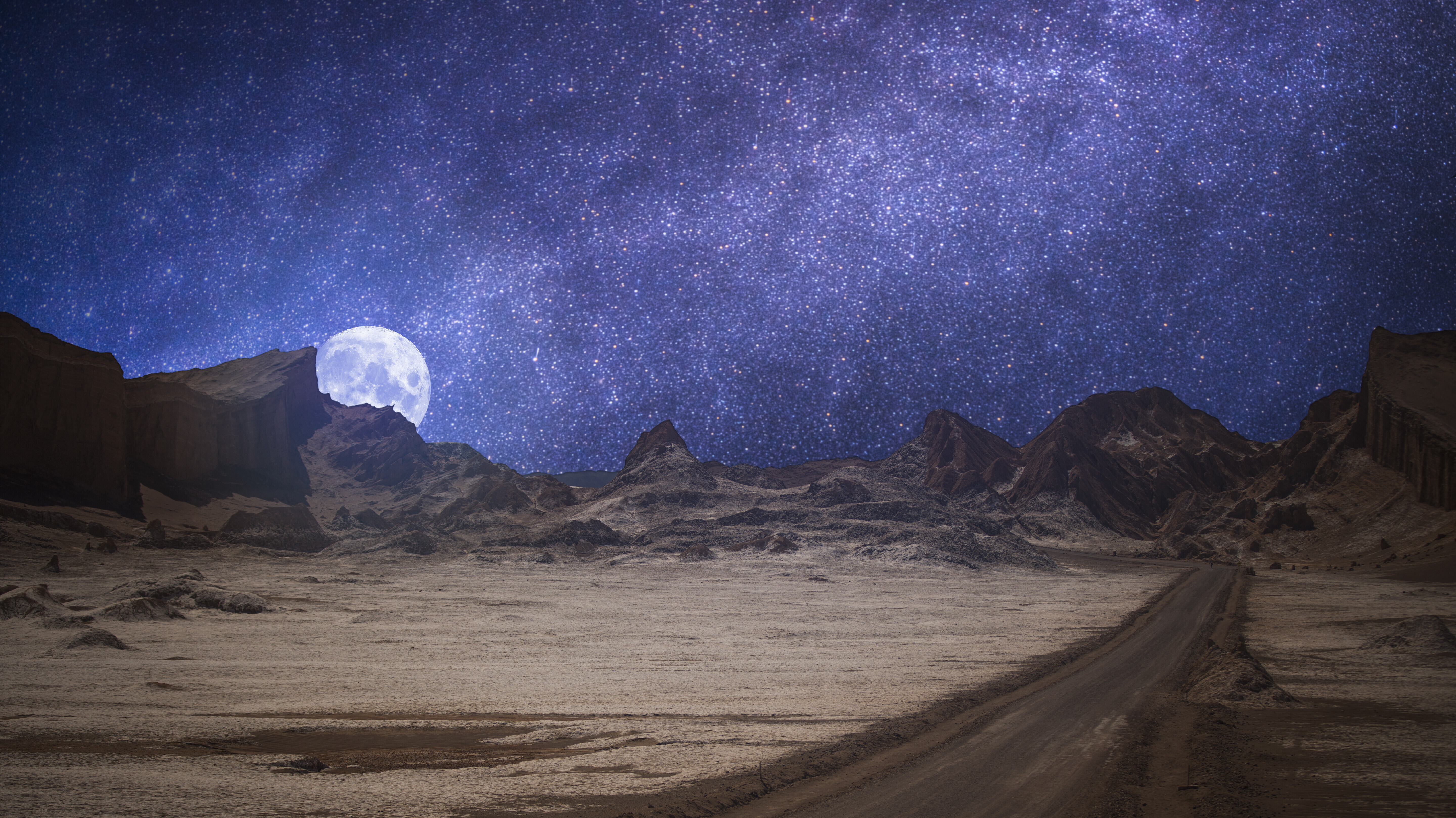 Das Valle de la Luna (Mondtal) in der Nähe von San Pedro de Atacama, Chile. Strahlender Sternenhimmel und Mond bei Nacht.