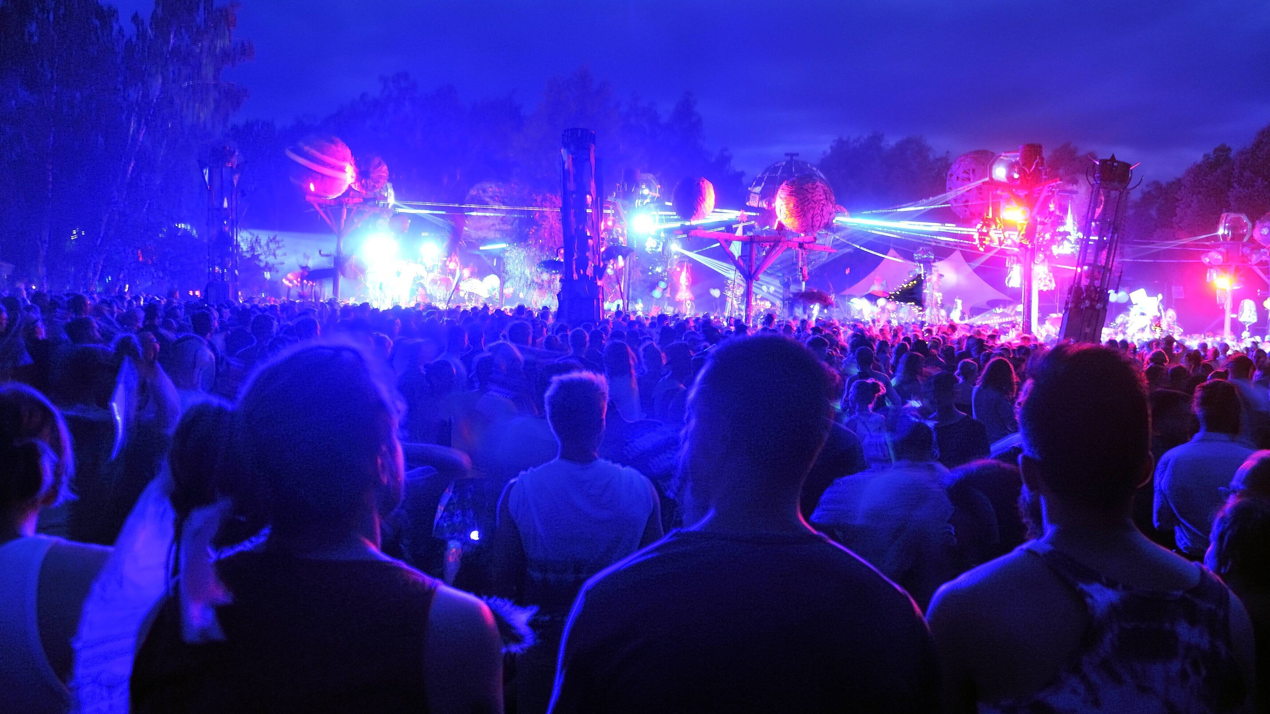 Festivalbesucher auf dem Fusion Festival in Mecklenburg-Vorpommern