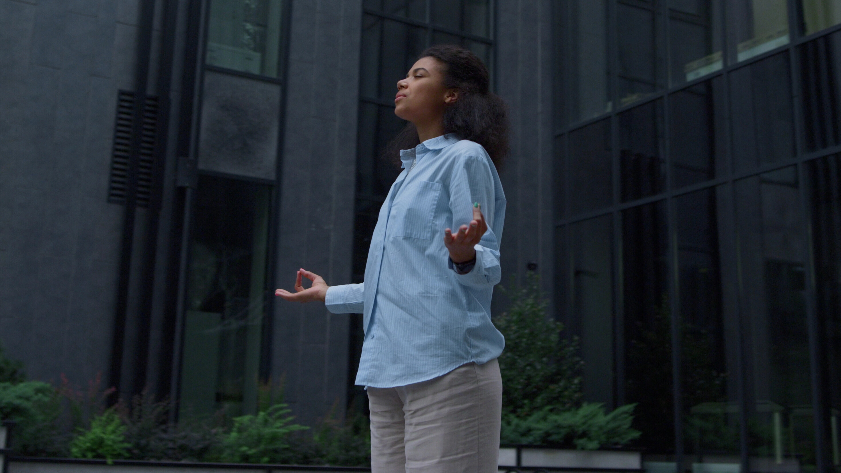 Im stressigen Alltag sucht eine Frau durch Meditation Entspannung