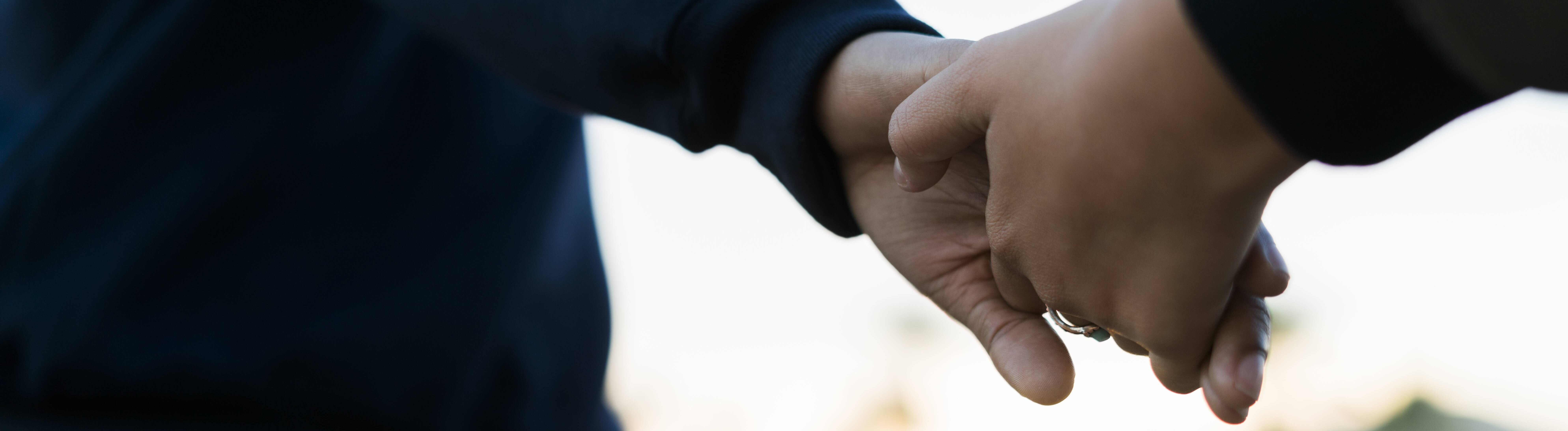Zwei Frauen Hand in Hand bei Sonnenuntergang