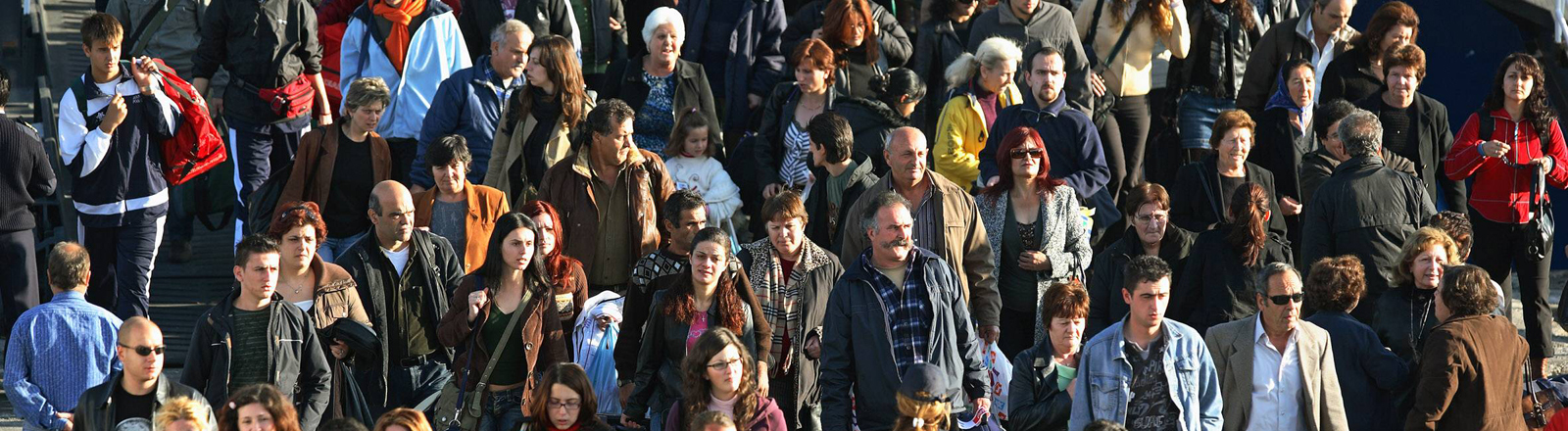 Eine Menschenmenge auf Rhodos, Griechenland (Symbolfoto)
