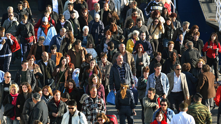 Eine Menschenmenge auf Rhodos, Griechenland (Symbolfoto)