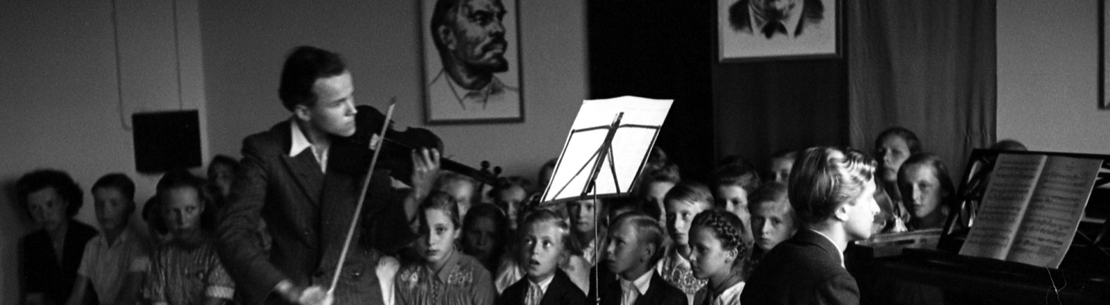 23.07.1950, Dresden, DDR: Feierlichkeit fuer die Schulabgänger in der Aula einer Grundschule.