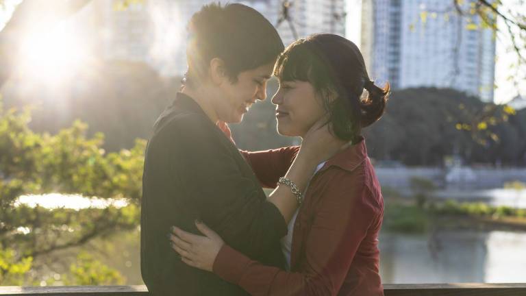 Zwei Frauen, die sich bei Sonnenaufgang gegenseitig festhalten und in die Augen schauen