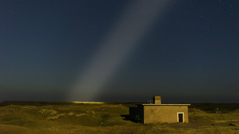 Licht auf Wasser bei Nacht
