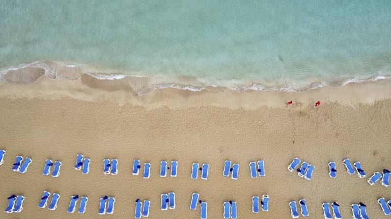 Luftaufnahme von Liegestühlen an einem Strand