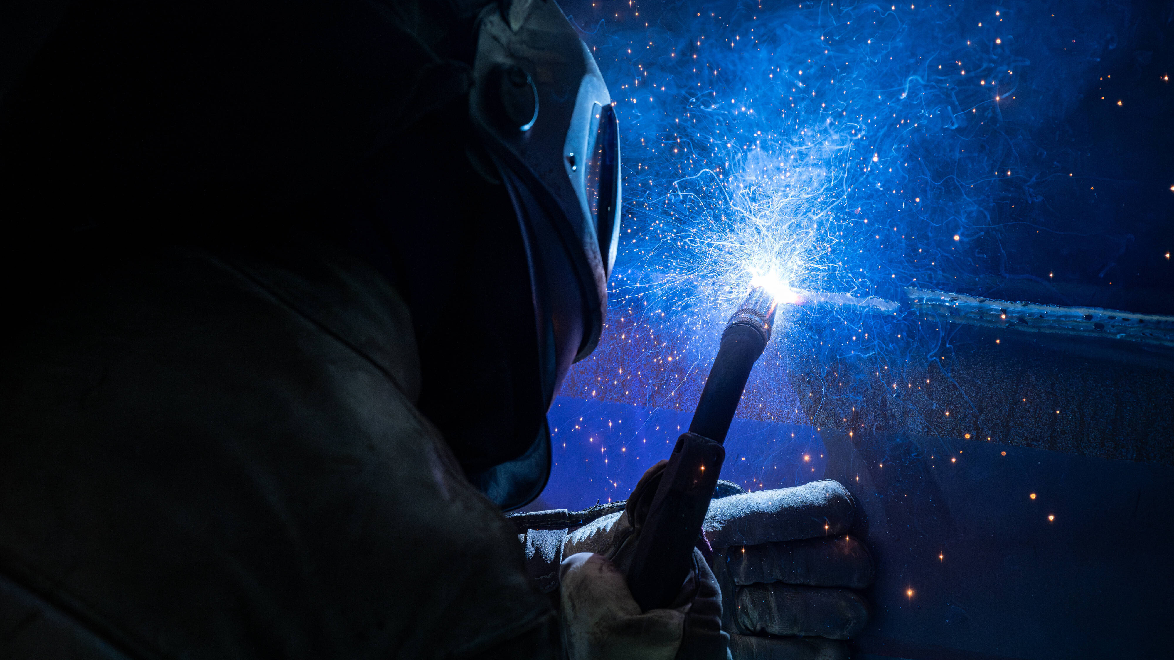 Symbolfoto: Fachkräftemangel im Handwerk: Schweißer bei der Arbeit