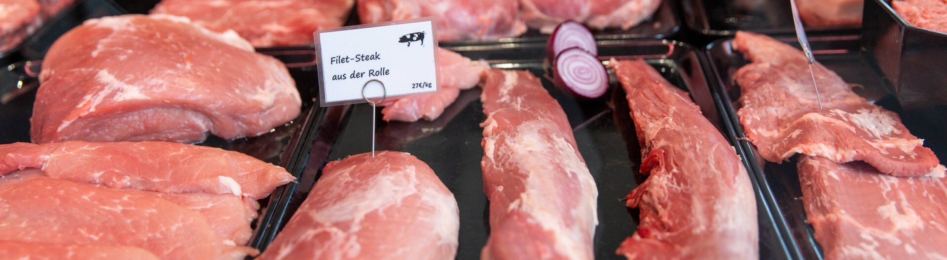 Schweinefilets in der Auslage einer Metzgerei