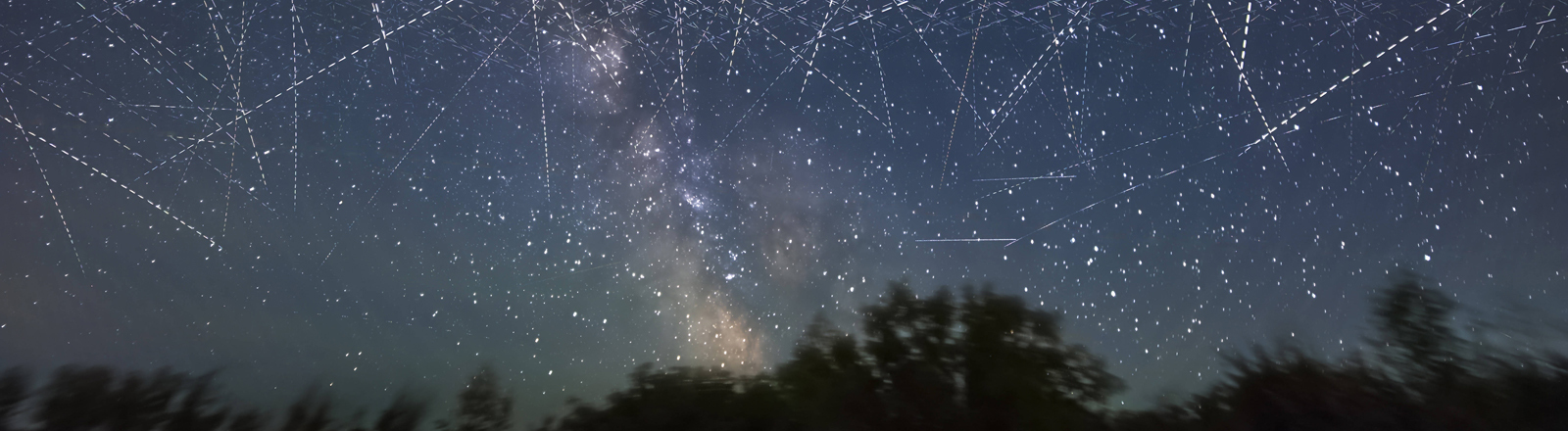 Ein mit Satelliten gefüllter Himmel über Alberta, Kanada.