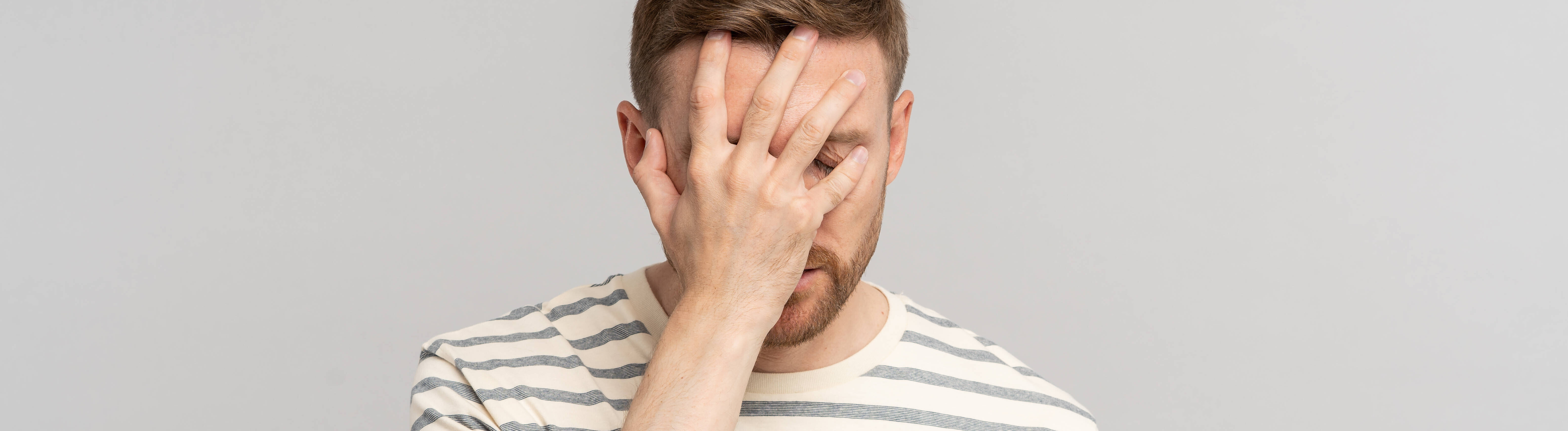 Enttäuschter gestresster Mann mittleren Alters, der mit der Hand eine Handbewegung macht und sich selbst für einen Fehler verantwortlich macht