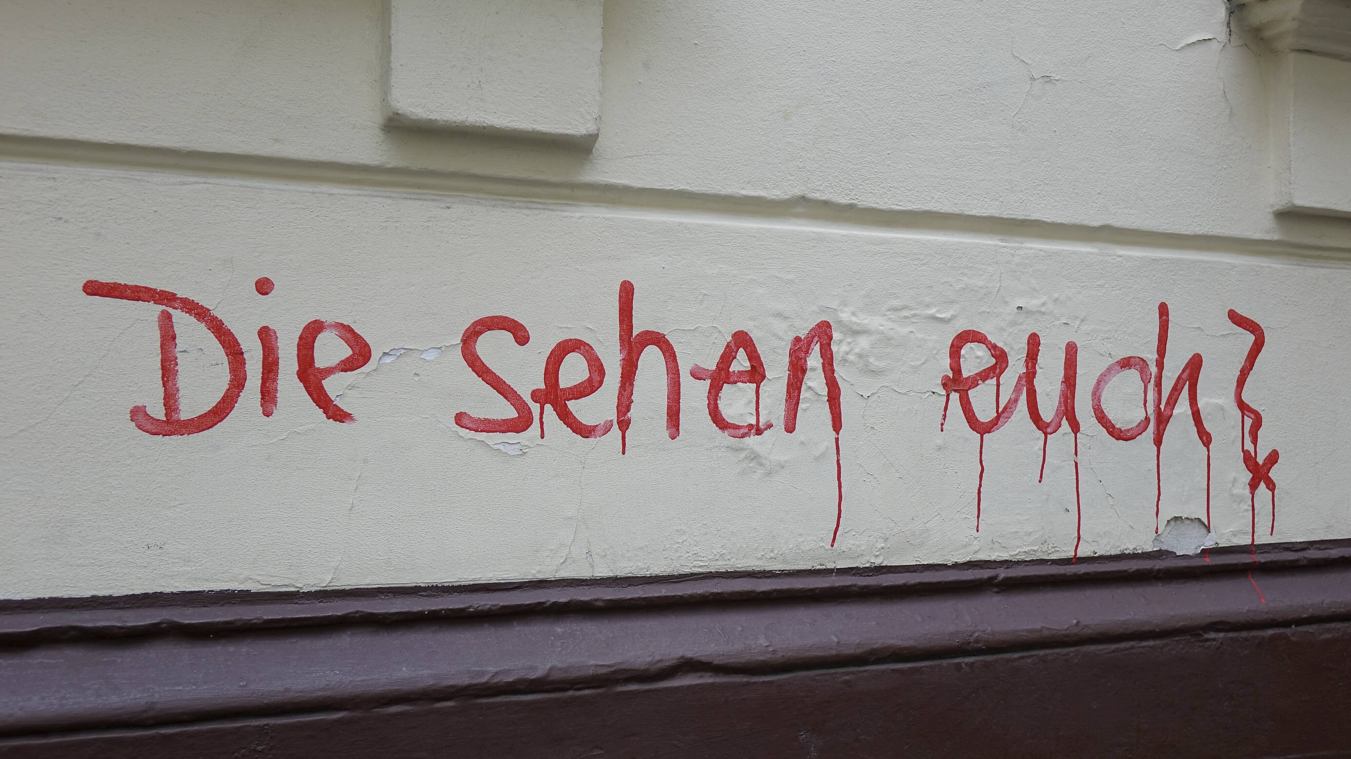04.08.2017, Bonn, Altstadt, Nordrhein-Westfalen, Spruch an einer Hauswand in Bonn, Bonn, Hauswand, Graffiti, Streetart, Spruch, sehen, beobachten, überwachen, Überwachung