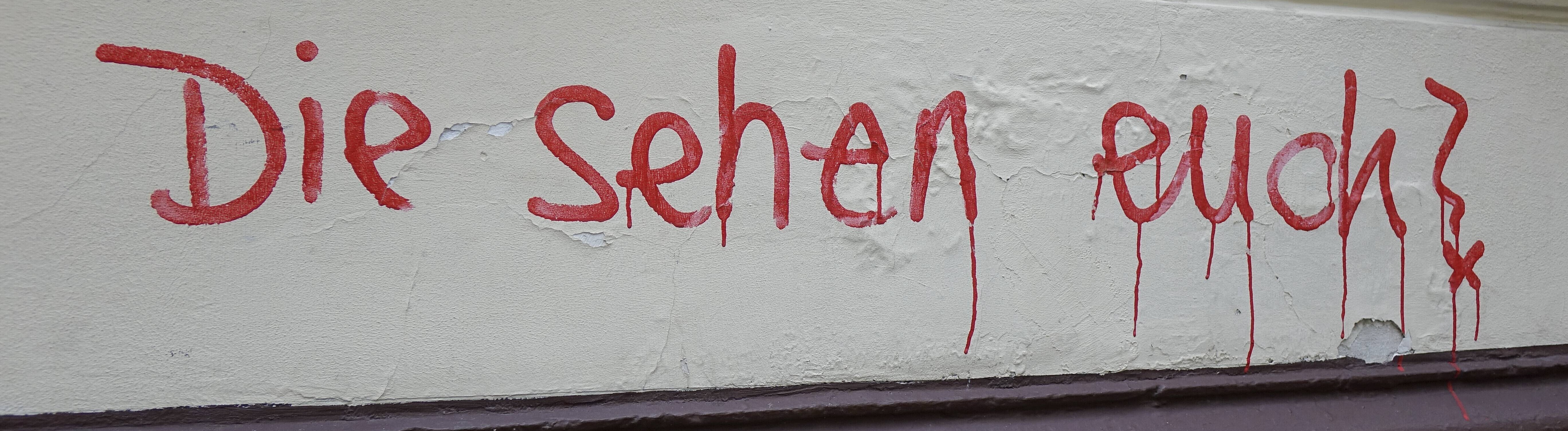 04.08.2017, Bonn, Altstadt, Nordrhein-Westfalen, Spruch an einer Hauswand in Bonn, Bonn, Hauswand, Graffiti, Streetart, Spruch, sehen, beobachten, überwachen, Überwachung