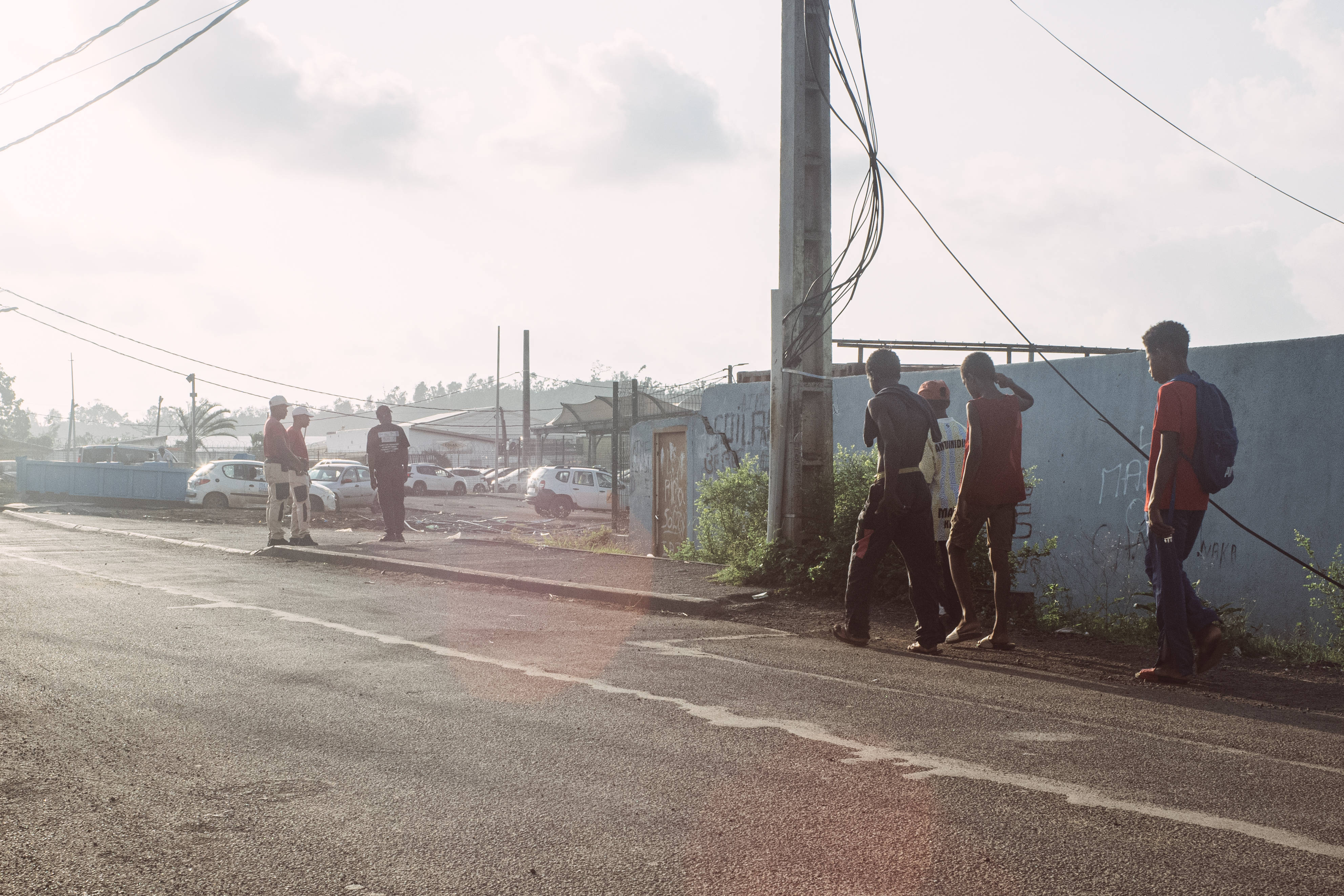 Schulkinder an Straße in Mayotte