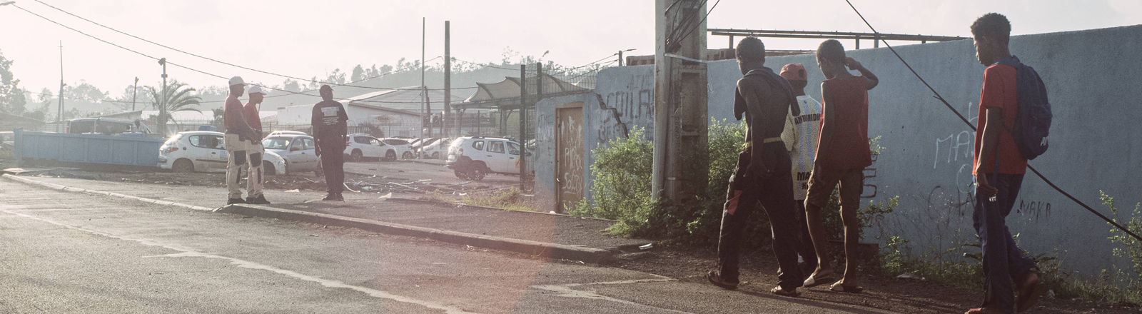 Schulkinder auf dem Weg zur Schule 2025 in Mayotte.
