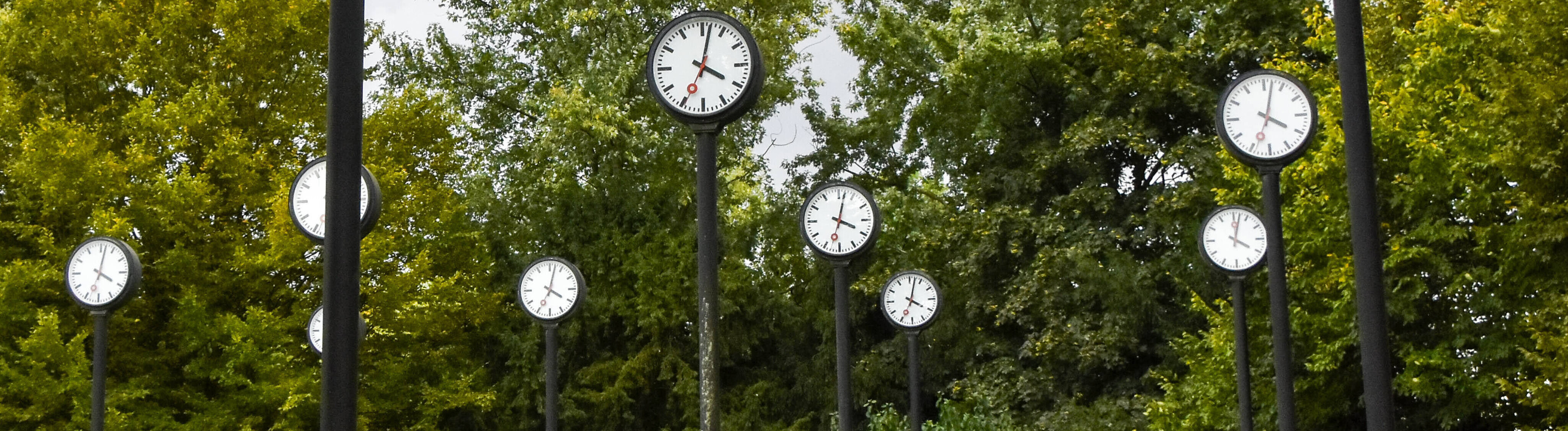 Verschiedene Uhren in einem Park