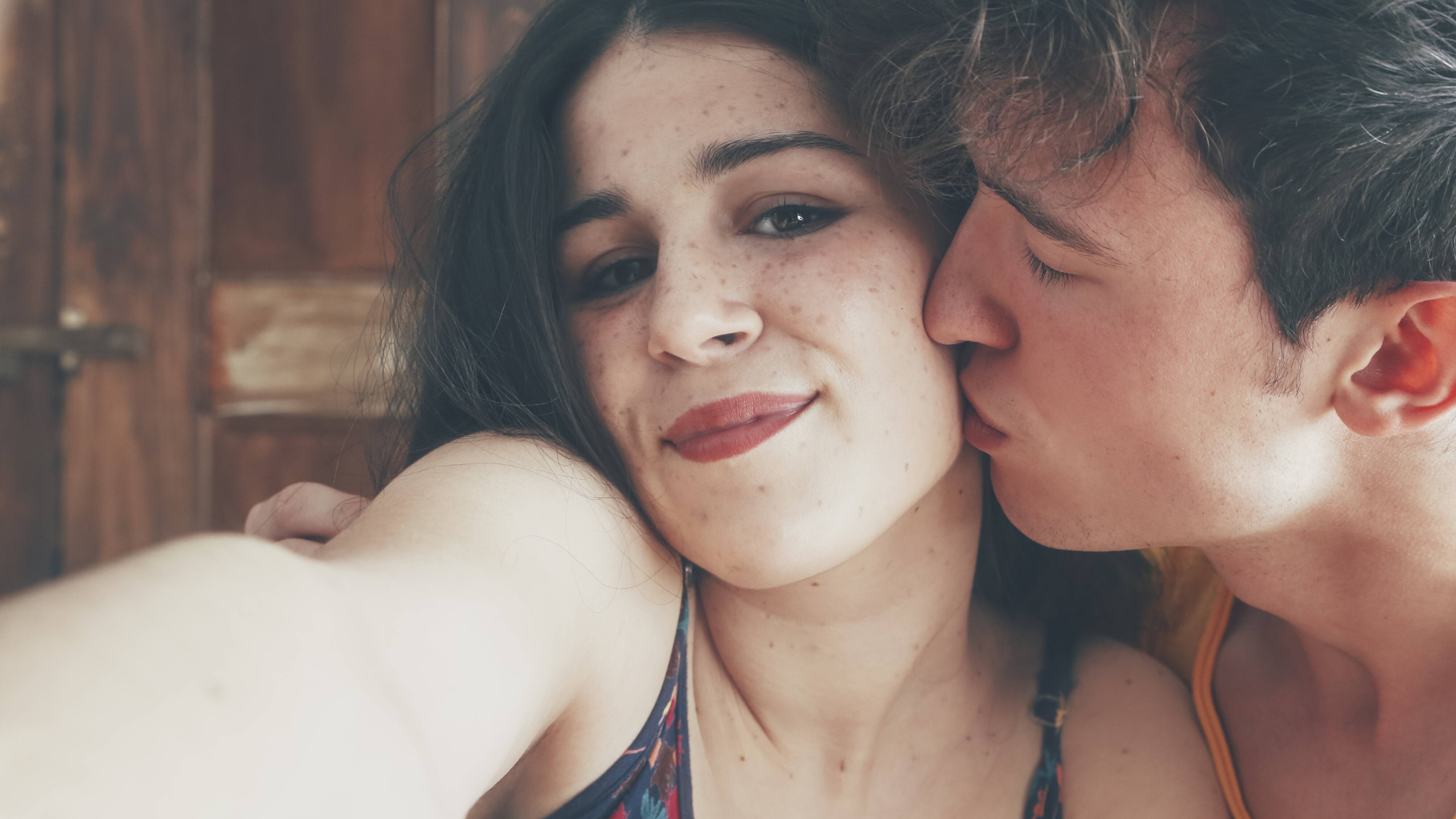 Selfie: Mann küsst Frau