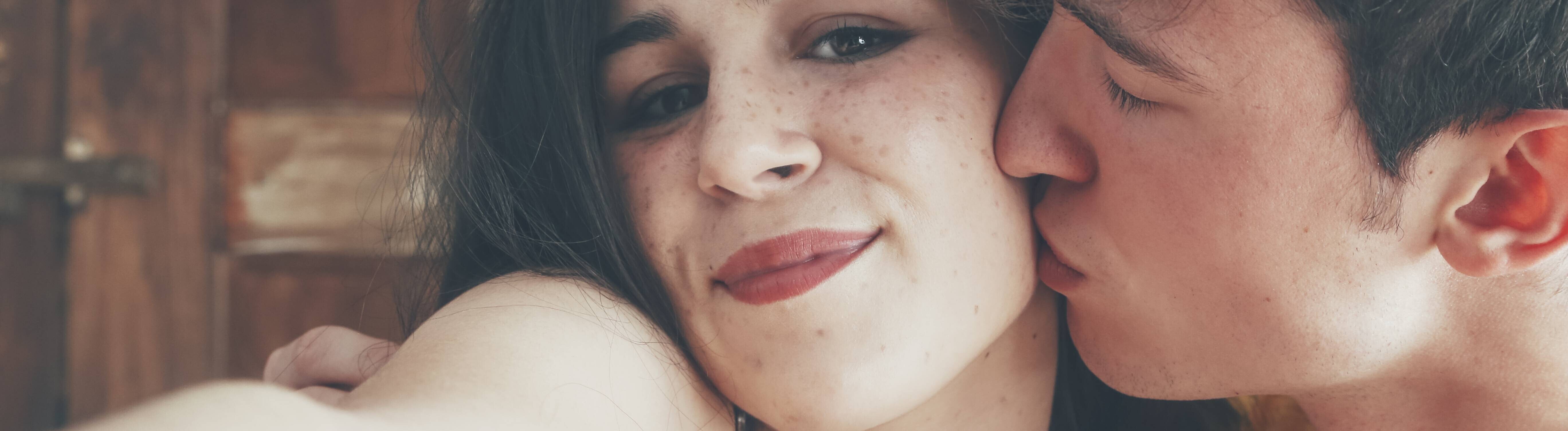 Selfie: Mann küsst Frau