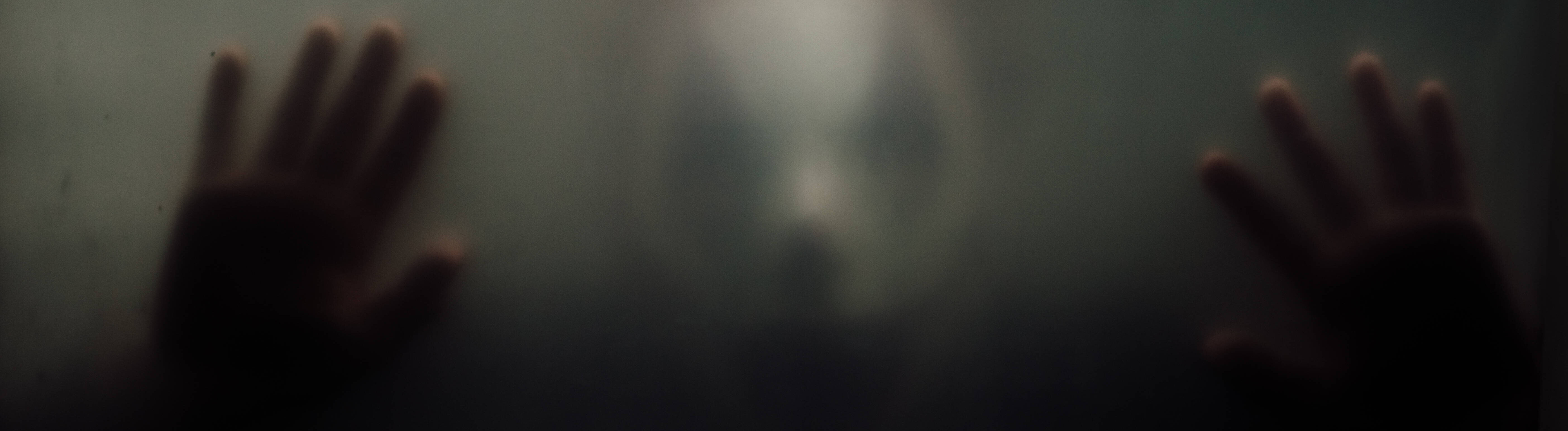 Ein gruseliger Horror-Clown hinter einer beschlagenen Scheibe