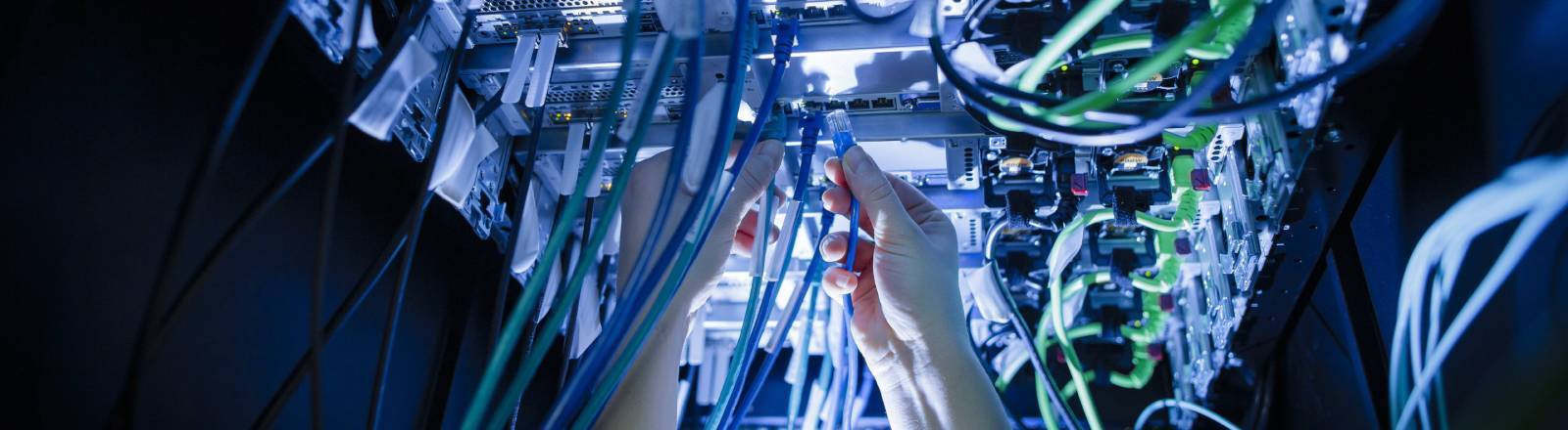 Kabel und LED-Leuchten in einem Serverraum