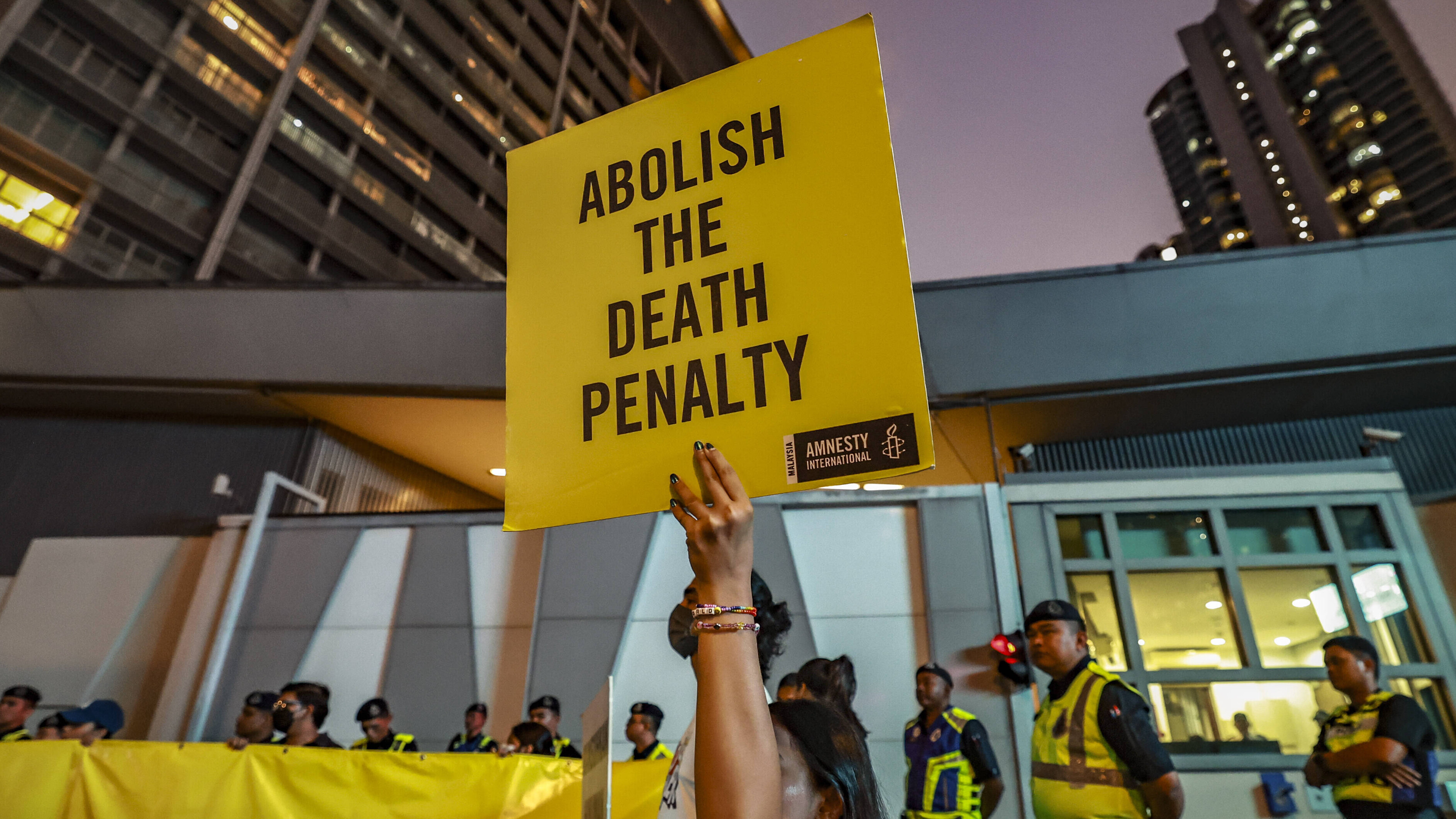 Menschen protestieren mit Amnesty International gegen Todesstrafen.