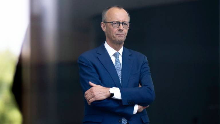 Bundeskanzler Friedrich Merz (CDU) mit ernstem Blick in die Ferne und verschränkten Armen im Foyer des Bundeskanzleramtes in Berlin (11.06.2025)