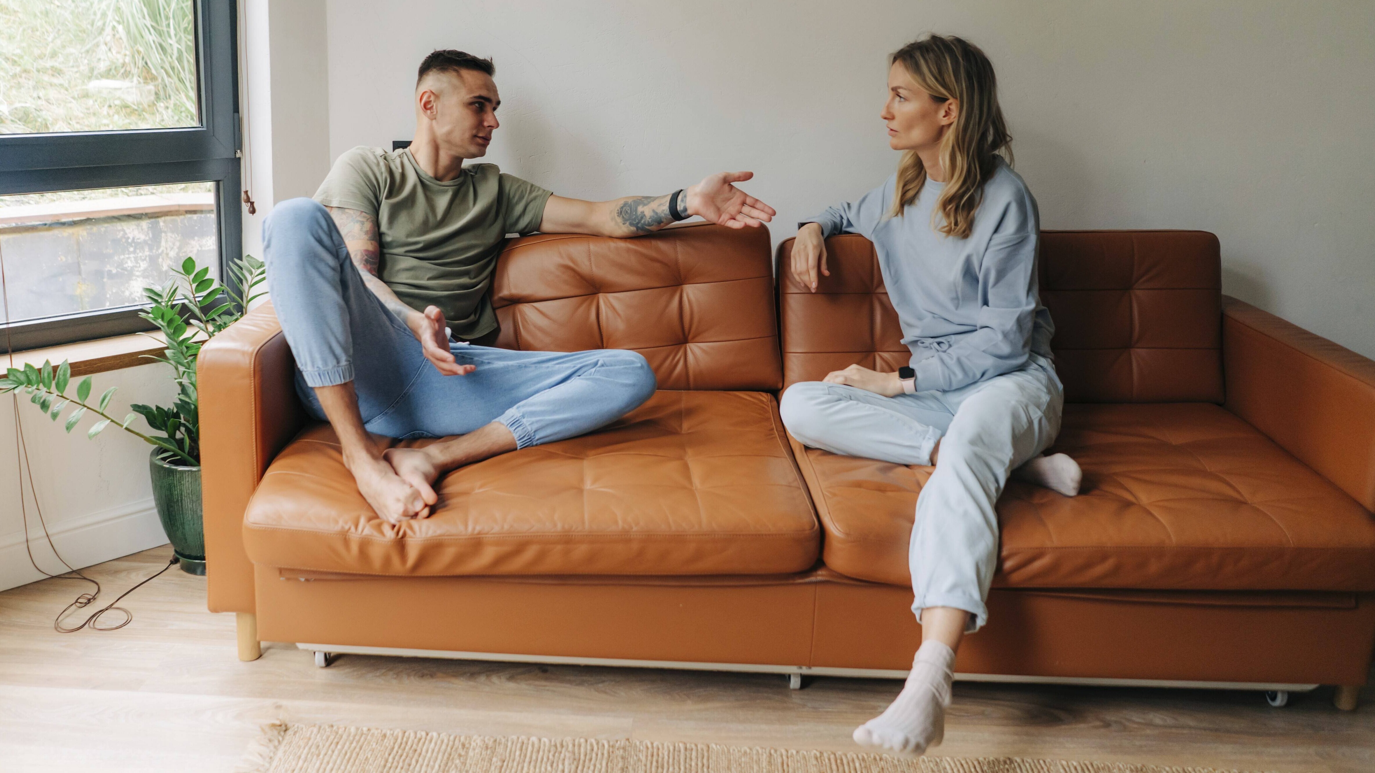 Eine Frau und ein Mann führen ein ernstes Gespräch