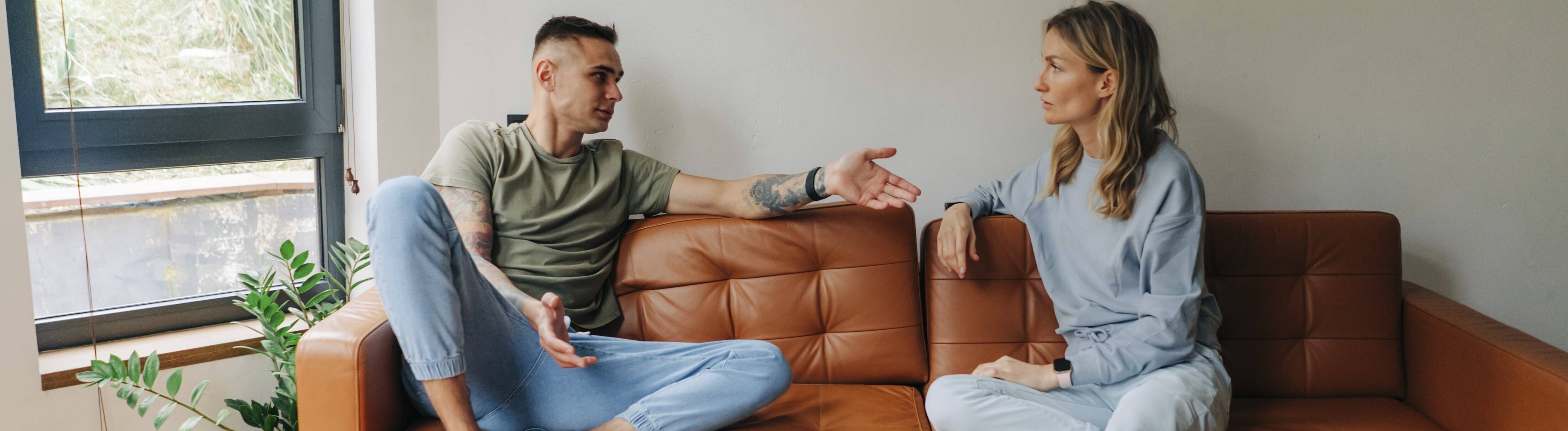 Eine Frau und ein Mann führen ein ernstes Gespräch