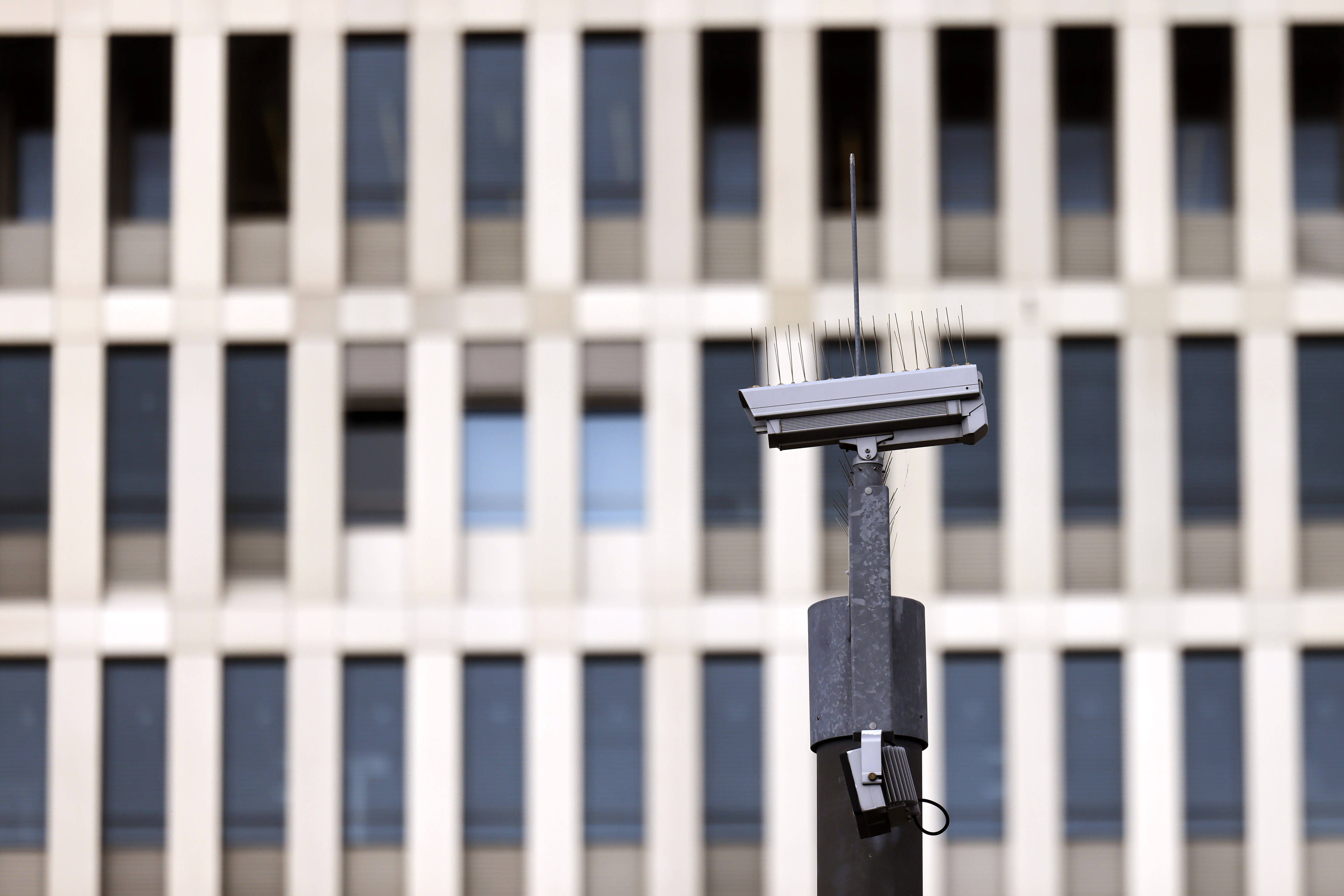 Kamera vor der dem Hauptsitz des Bundesnachrichtendienst (BND) in Berlin (18.07.2025)