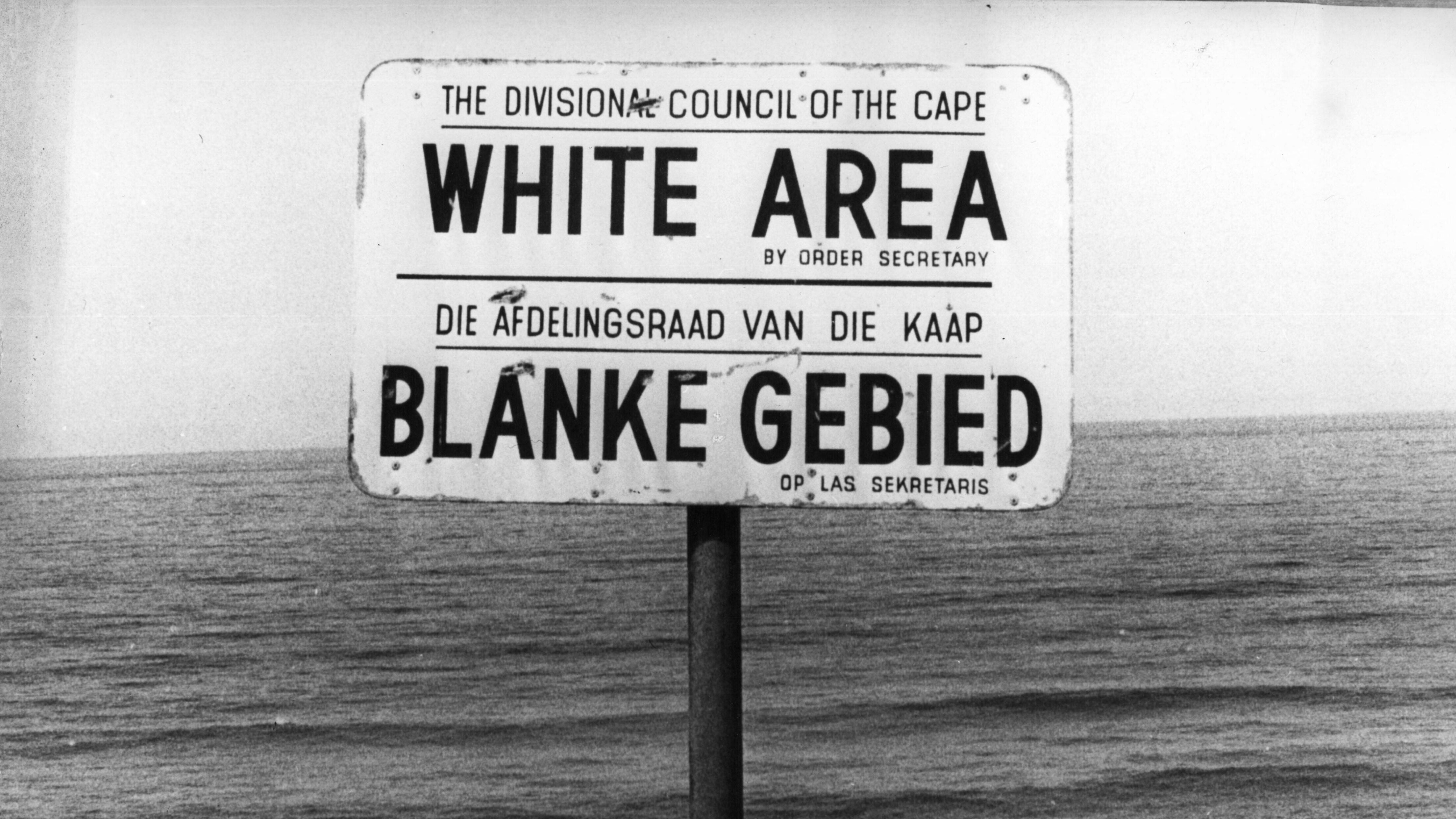 Schild bei Kapstadt 1976: Strand nur für Weiße. Ein diskriminierendes Apartheid-Zeichen.