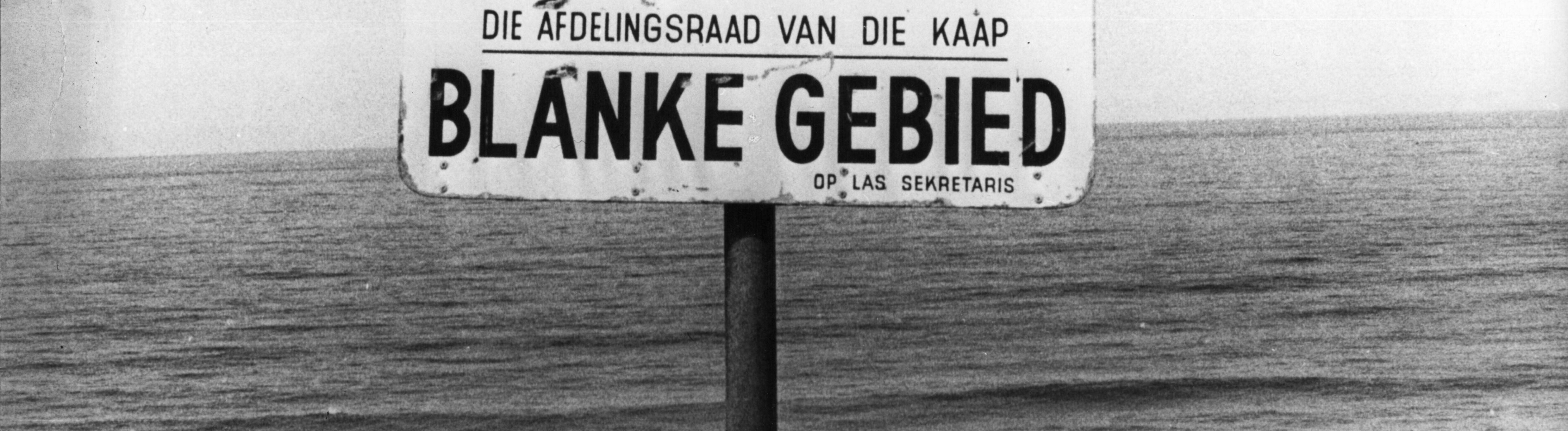 Schild bei Kapstadt 1976: Strand nur für Weiße. Ein diskriminierendes Apartheid-Zeichen.
