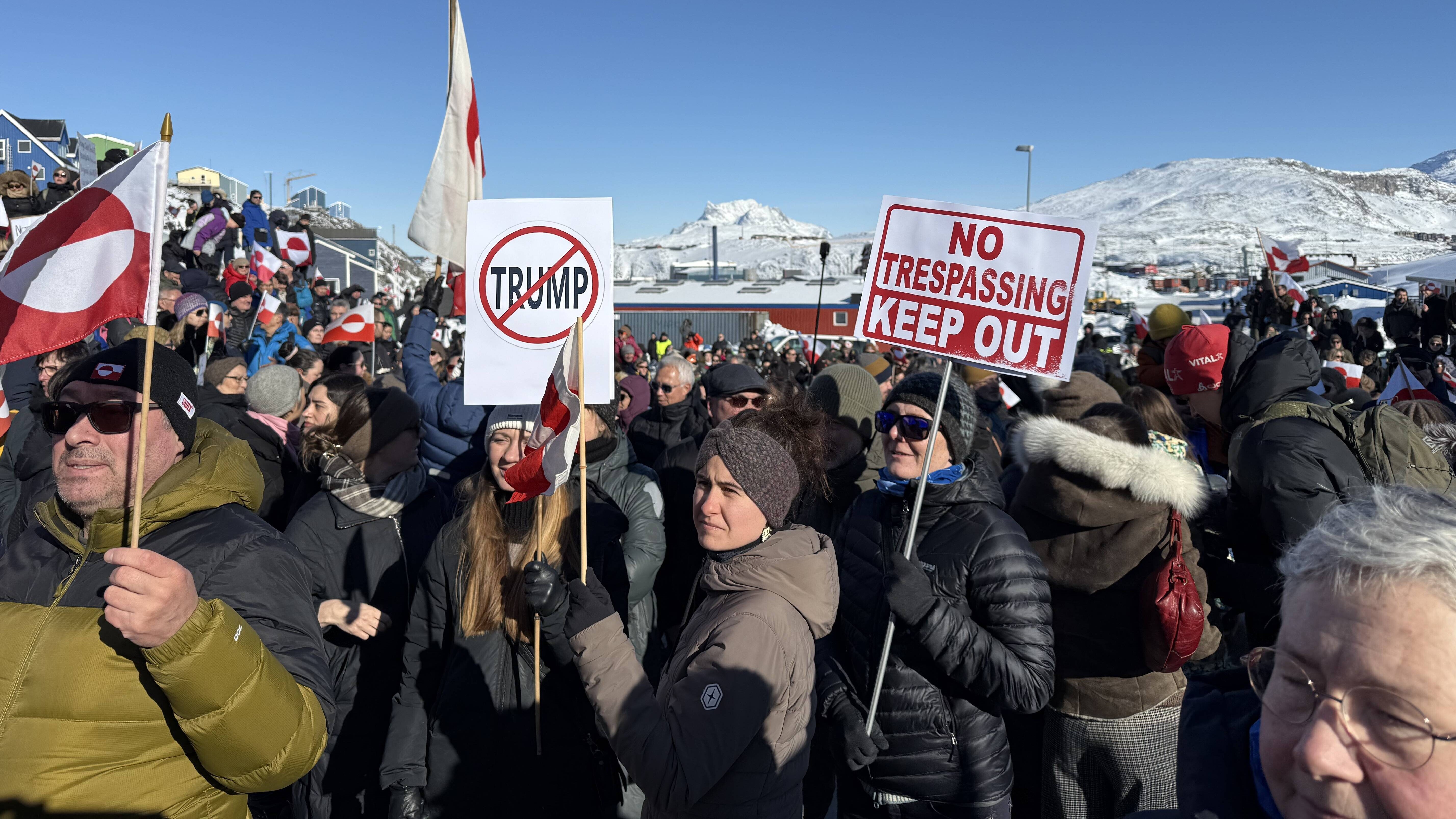 15.03.2025: Grönländer marschieren in Nuuk, Grönland, zum US-Konsulat und protestieren gegen Trumps Annexionsversuche.