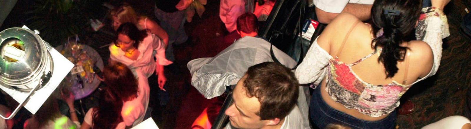 Tanzende Menschen in einem Club
