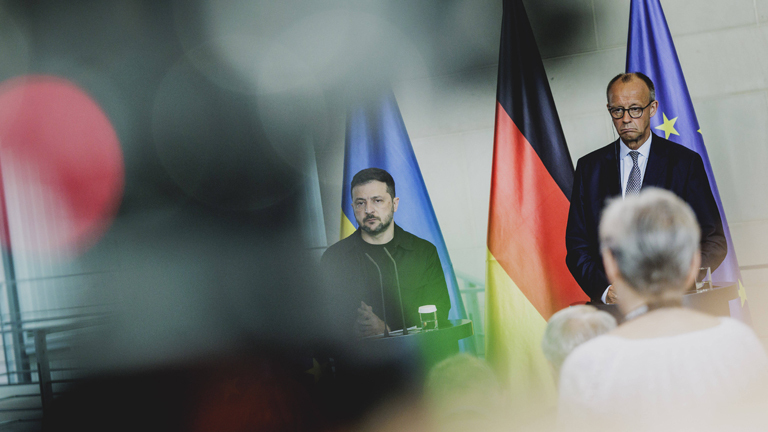 (R-L) Friedrich Merz (CDU), Bundeskanzler, und Wolodymyr Selenskyj, Praesident der Ukraine, aufgenommen im Rahmen einer Pressekonferenz nach einem gemeinsamer Videoschalte mit dem amerikanischen Praesidenten zum Gipfeltreffen der USA mit Russland am Freitag zum Angriffskrieg in der Ukraine.
