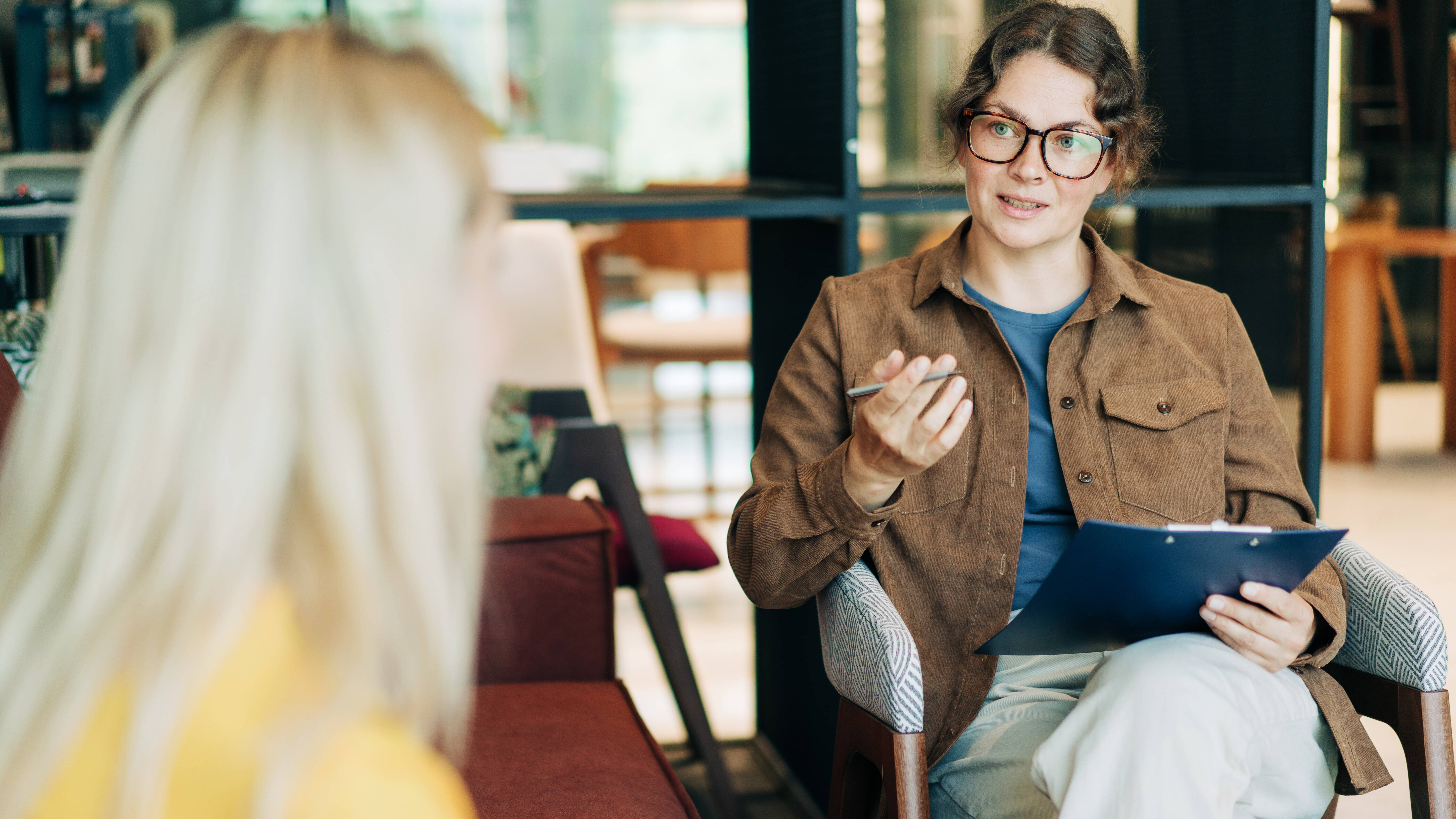 Gesprächssituation: Zwei Frauen in einer Therapiesitzung