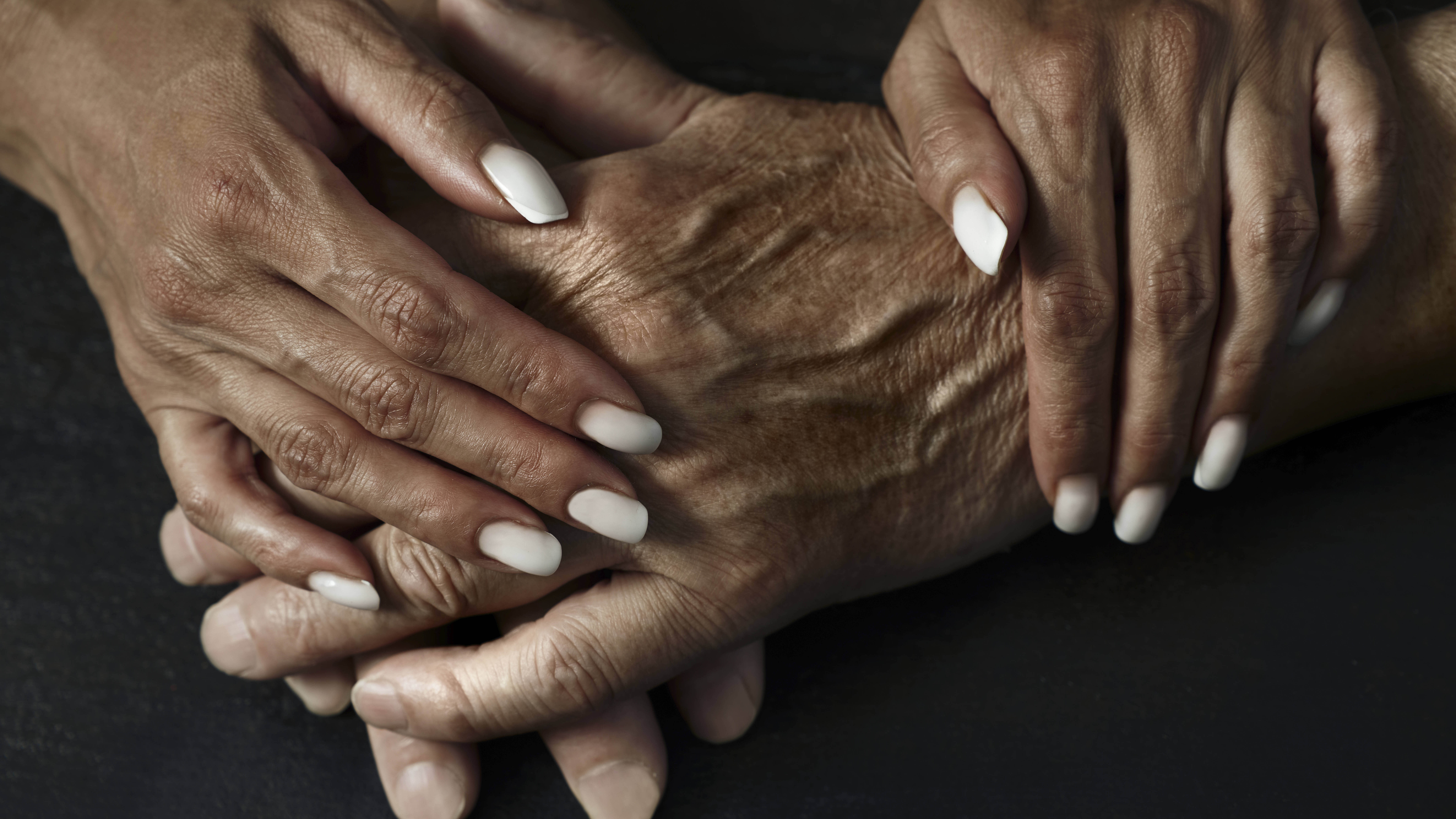 Zwei Menschen, die sich an den Händen halten