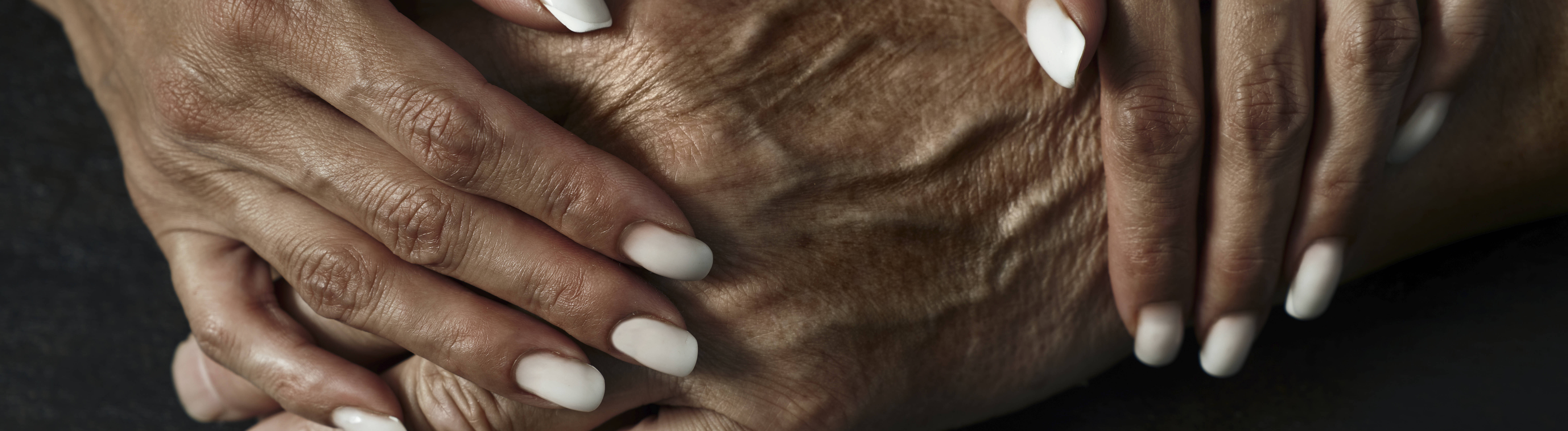 Zwei Menschen, die sich an den Händen halten