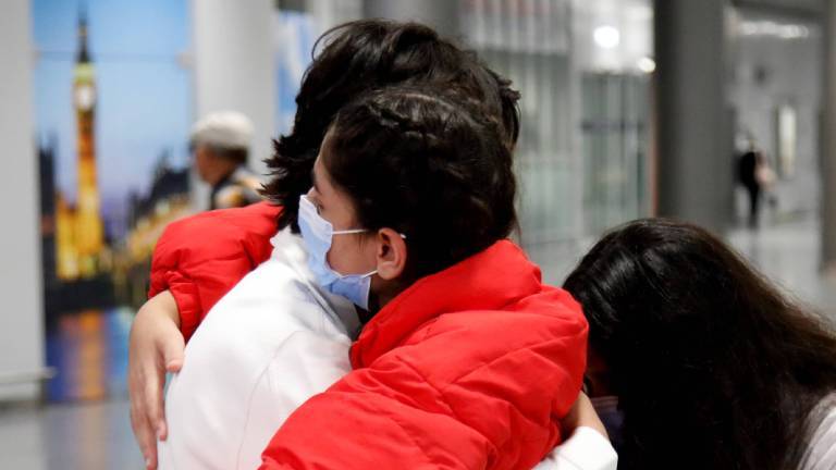 Familienangehörige umarmen sich am Flughafen (Hannover,  01.09.2025)