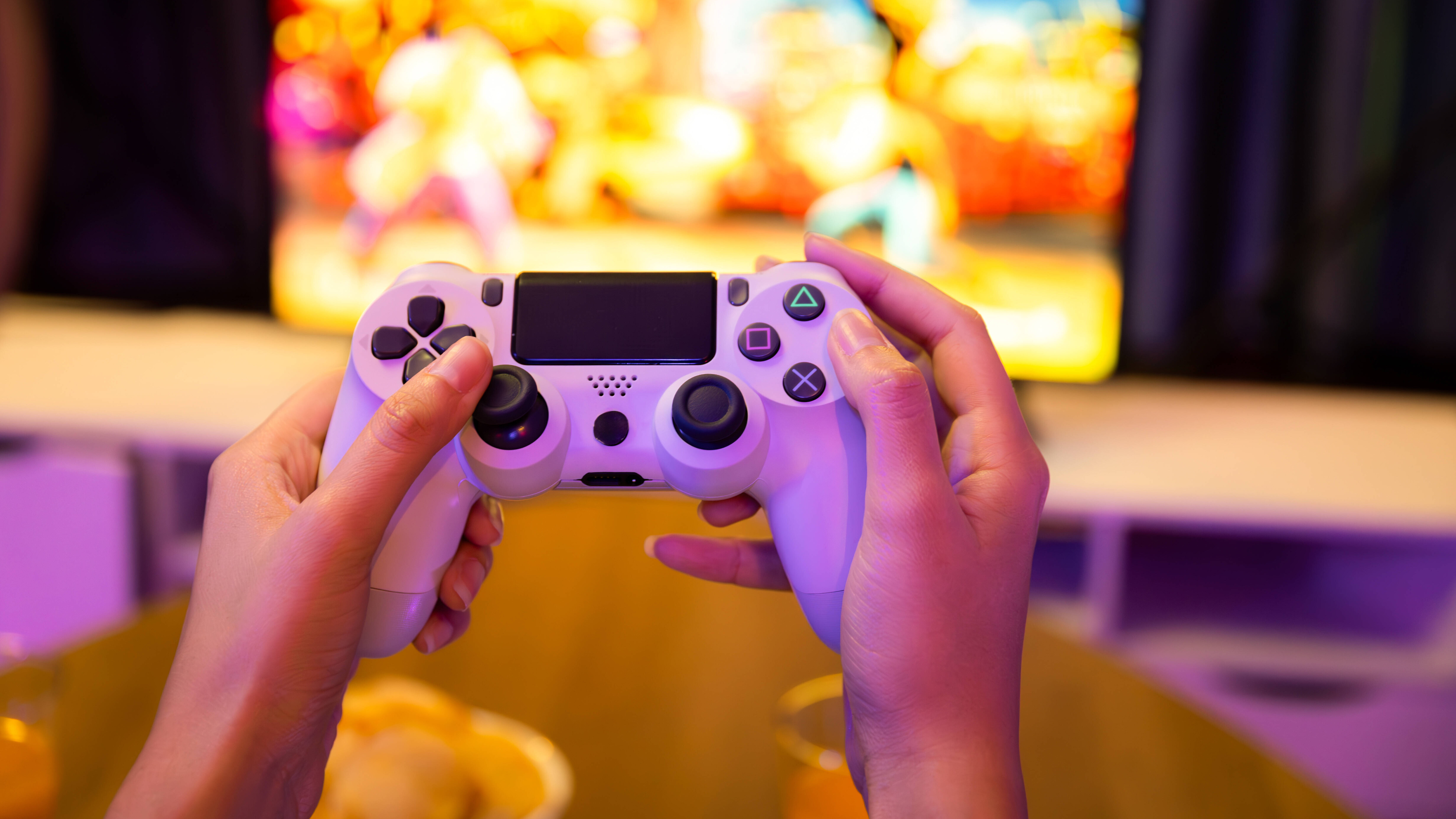 Eine Frau spielt ein Computerspiel mit einer Konsole