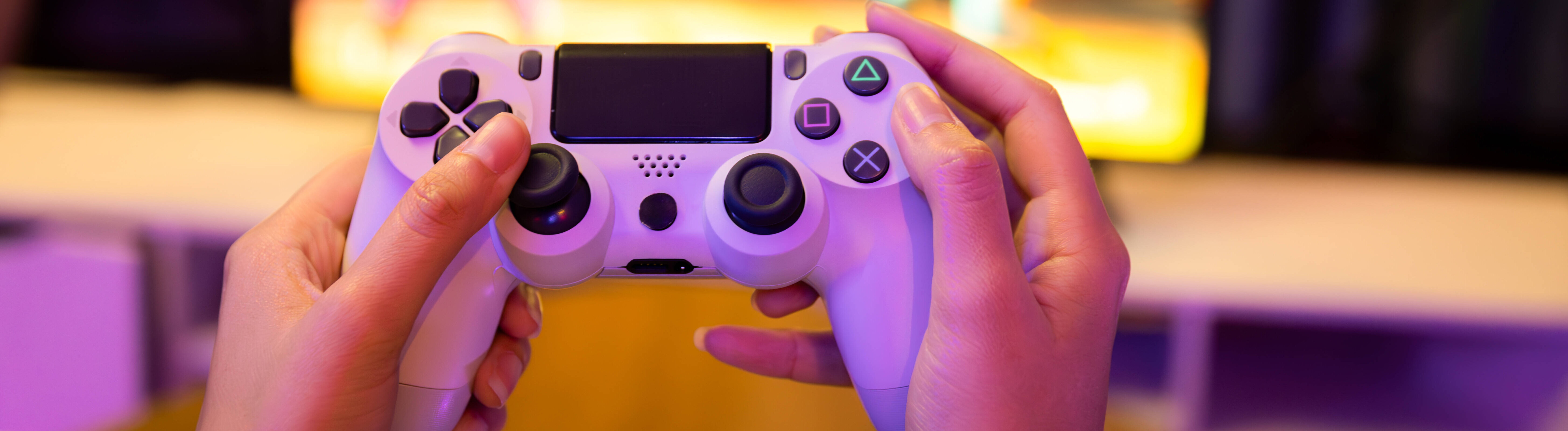 Eine Frau spielt ein Computerspiel mit einer Konsole