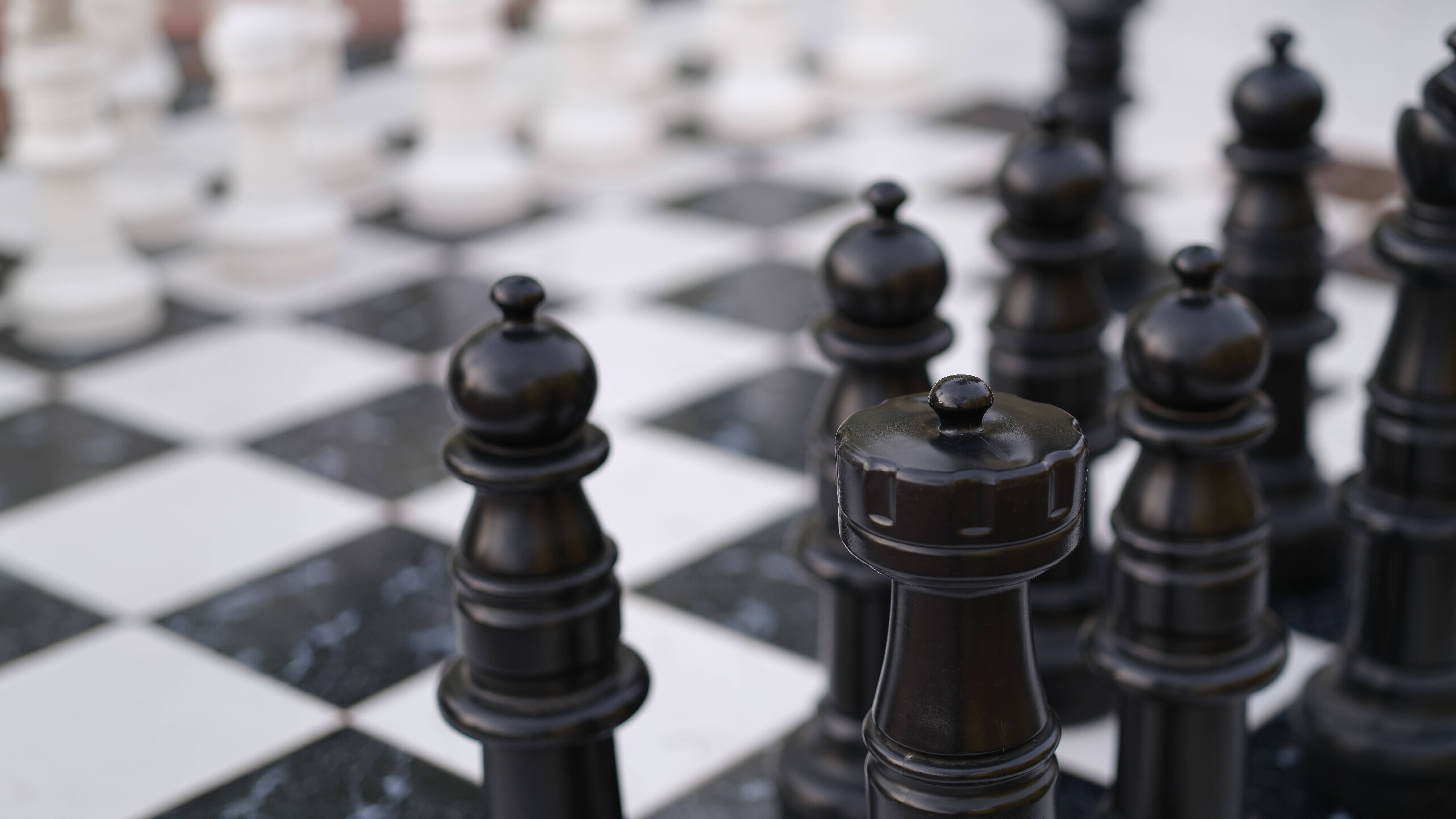 Ein Schachbrett mit Figuren