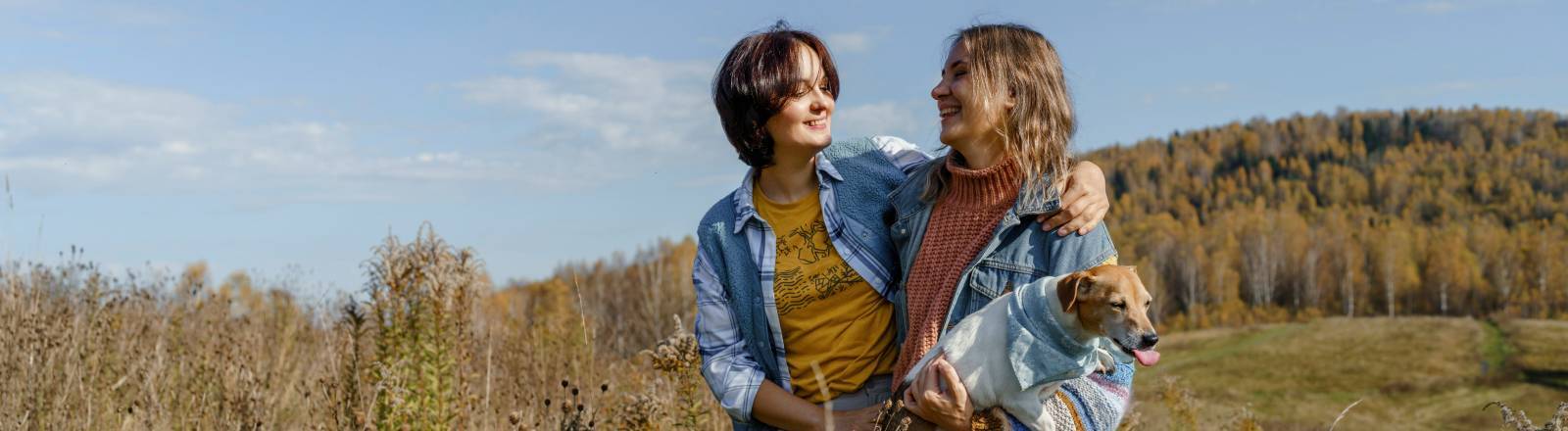 Zwei Frauen laufen Arm in Arm