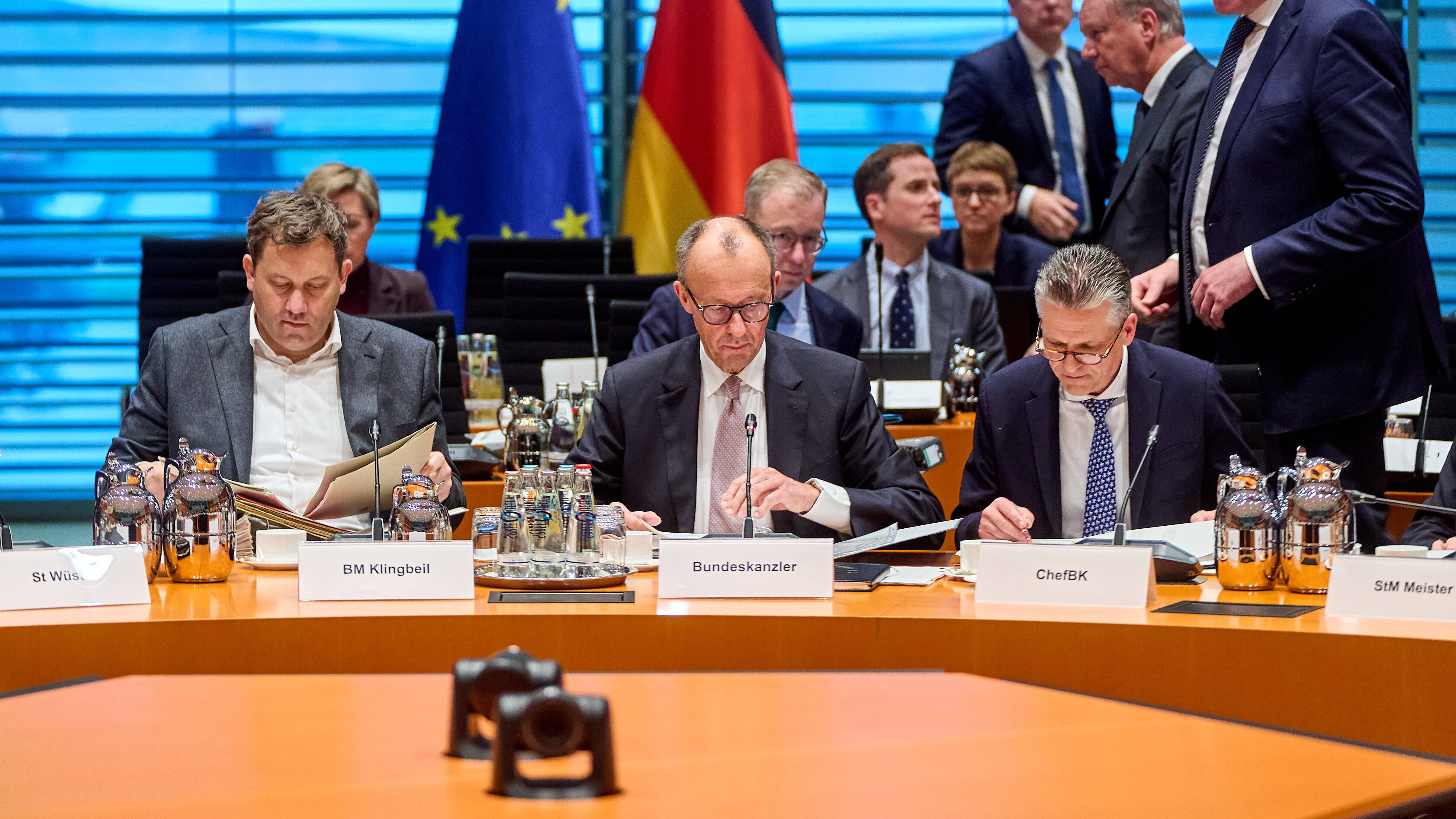 Lars Klingbeil, Friedrich Merz und Thorsten Frei zu Beginn der Beratungen der Ministerpräsidentenkonferenz (MPK) mit den Regierungschefinnen und Regierungschefs der Länder im Bundeskanzleramt in Berlin.