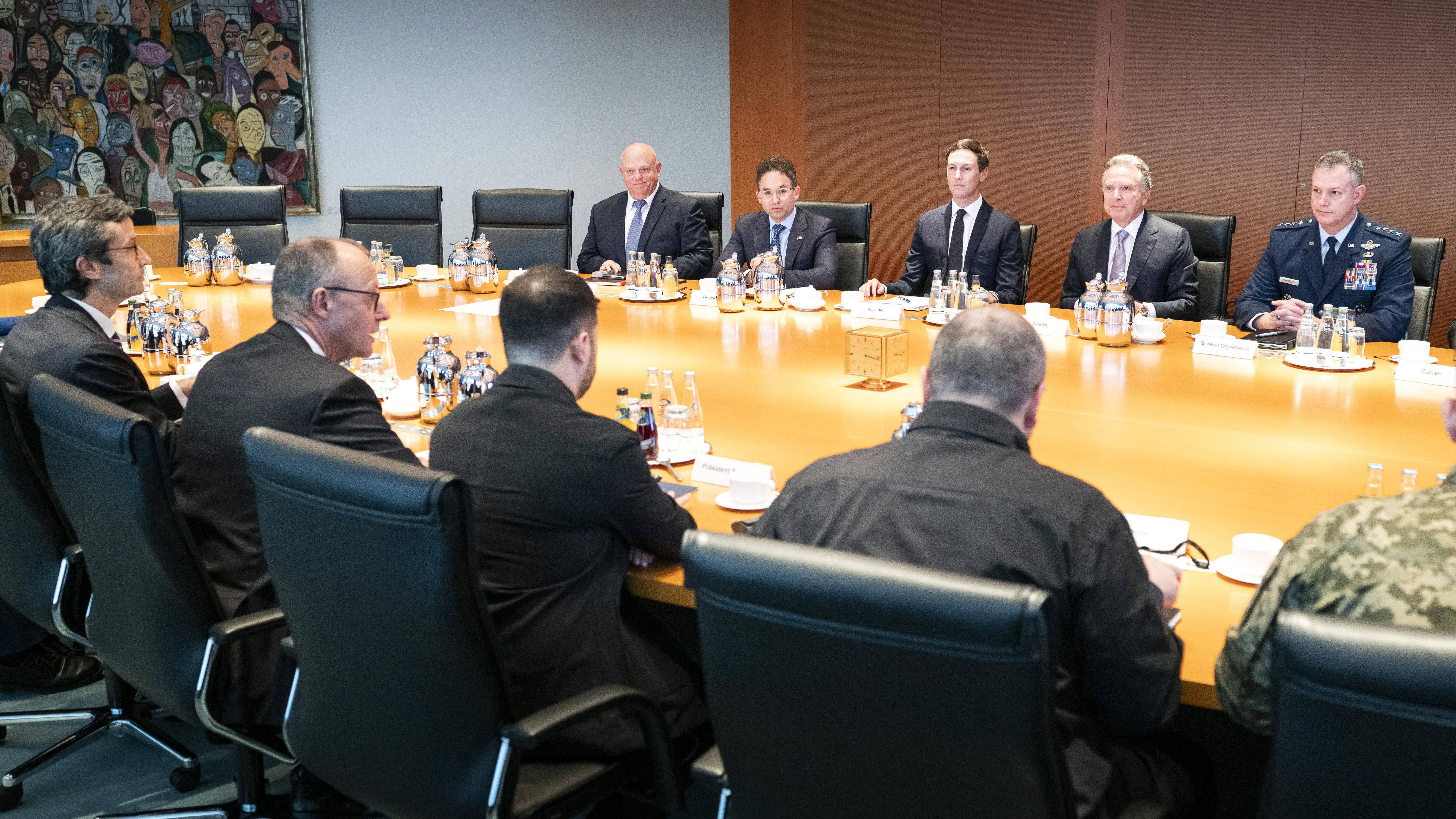 Bundeskanzleramt: Ukraine-Gespräche in Berlin: Bundeskanzler Friedrich Merz (CDU), der ukrainische Präsident Wolodymyr Selenskyj und die ukrainische Delegation um Chefunterhändler Rustem Umjerow sowie die US-Delegation um Steve Witkoff und Jared Kushner zu Beginn ihres Treffens im Kanzleramt.