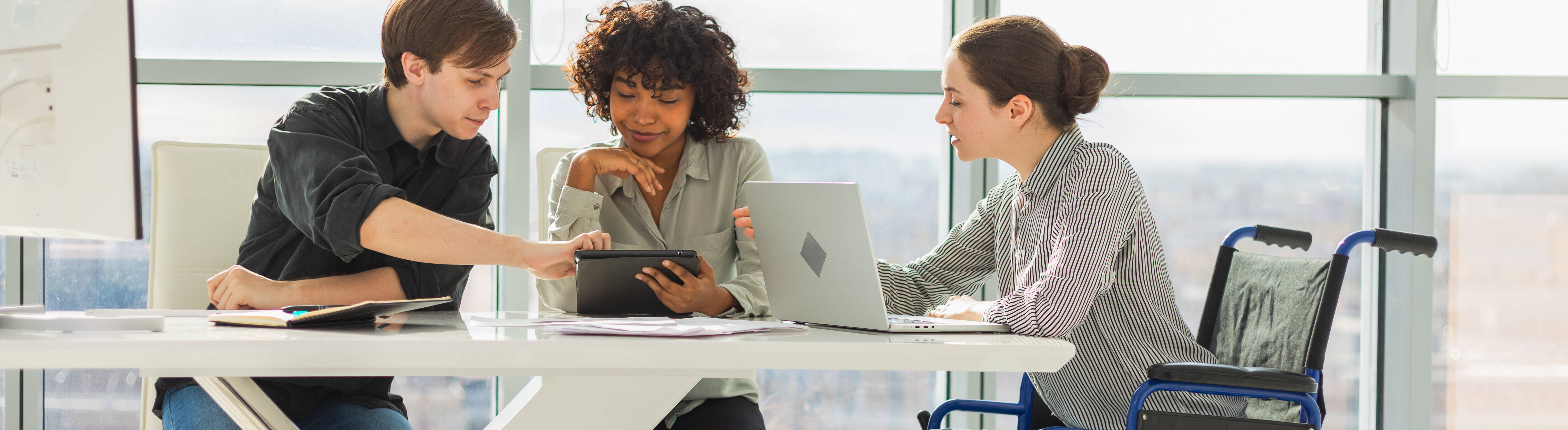 Diverses Team in einem Arbeitsumfeld