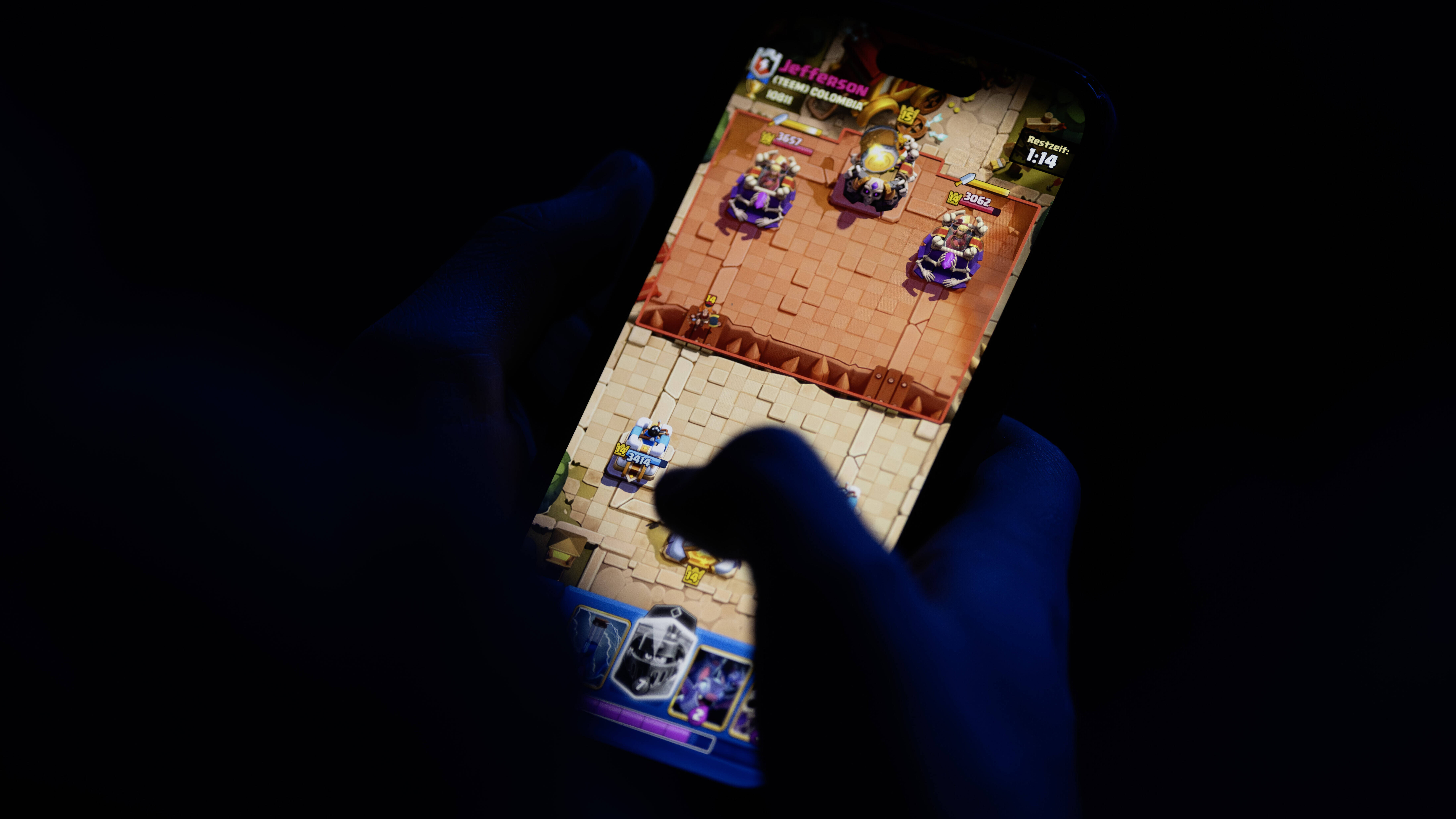 Eine Person spielt ein Mobile Game auf dem Handy