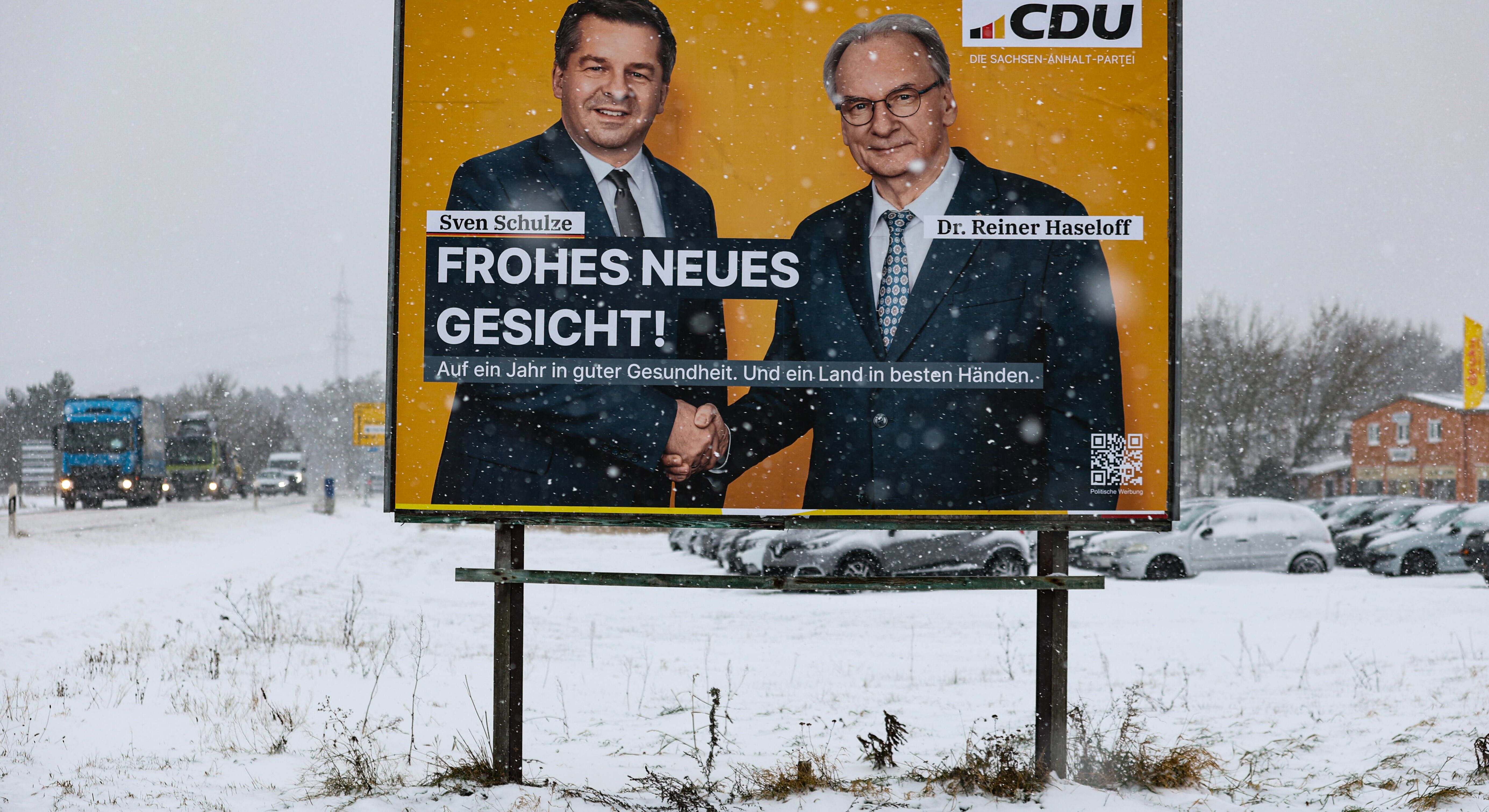 Grossplakat von Ministerpräsident Dr. Reiner Haseloff (CDU, Sachsen-Anhalt) mit Sven Schulze (CDU, Sachsen-Anhalt). Die CDU wirbt mit Sven Schulze (CDU, Sachsen-Anhalt) als Frohes neues Gesicht, der jetzt zum neuen Ministerpräsidenten gewählt wurde