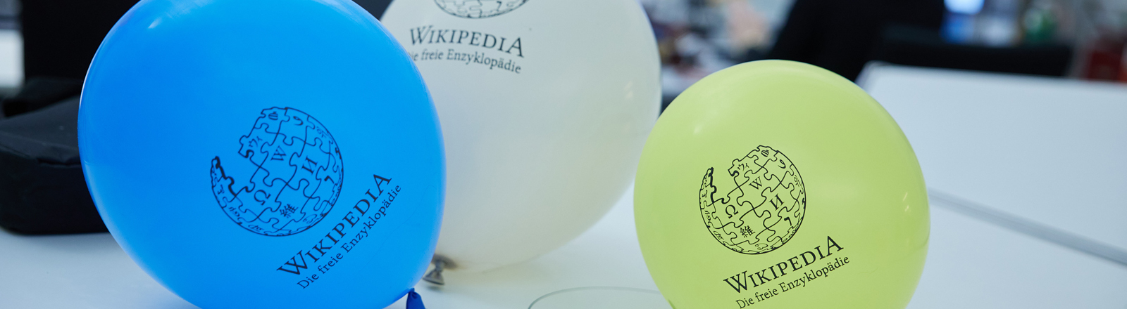 Luftballons mit dem Wikipedia-Schriftzug