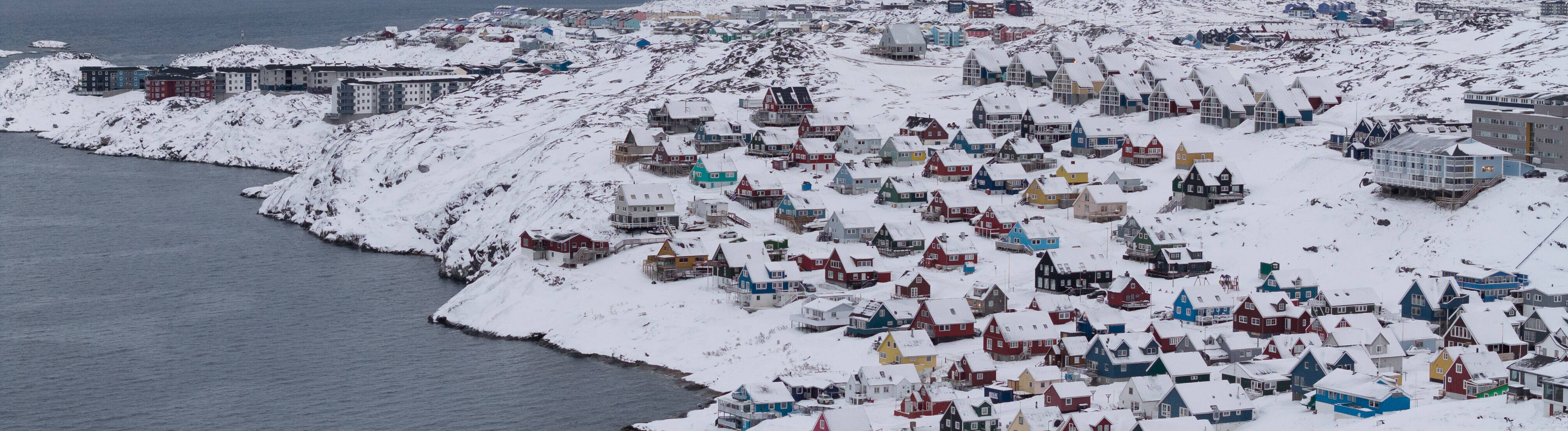 Verschneite Häuser in Nuuk, Grönland